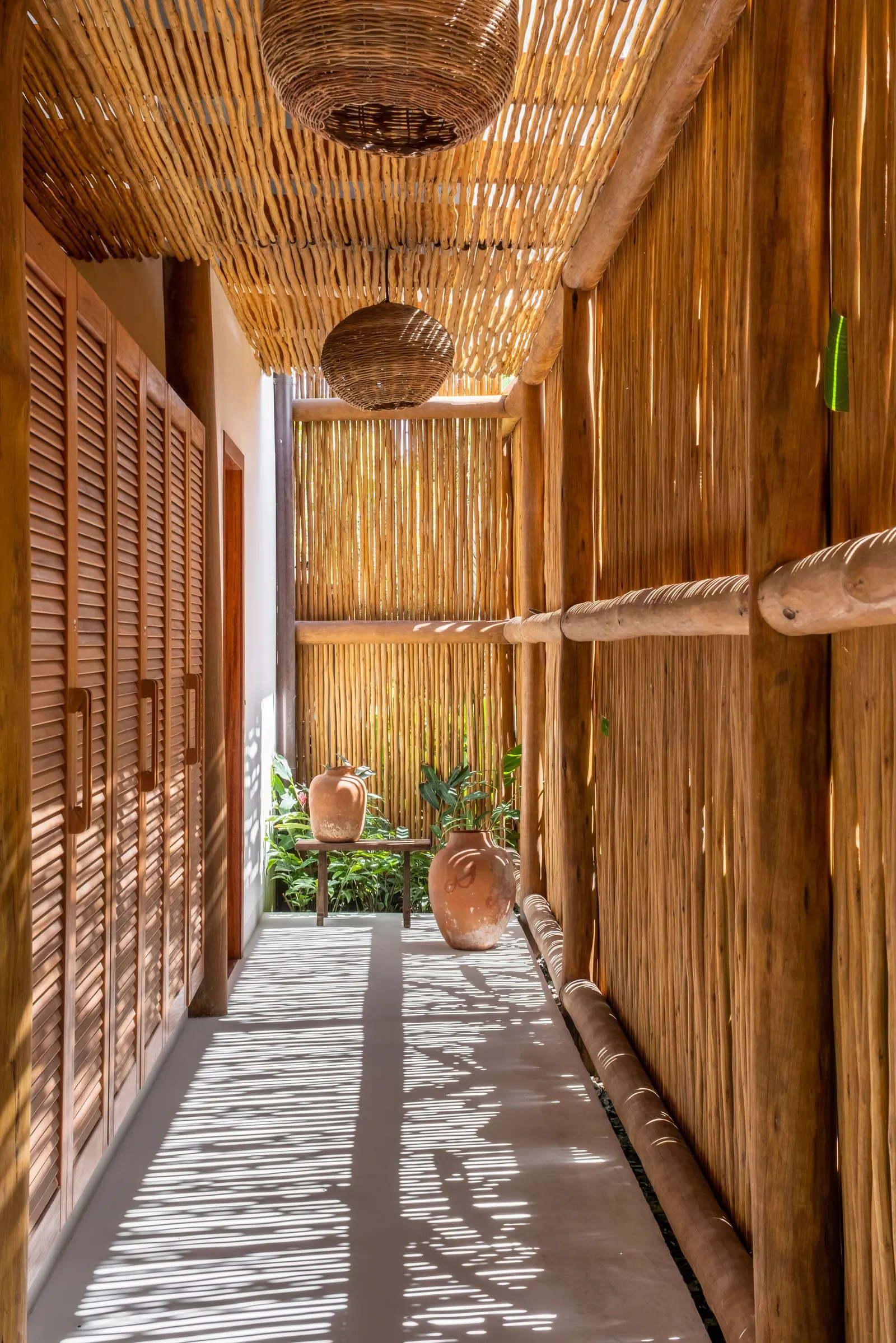 Scarlet House / Frederico Zanelato | Arquitetos — дом в Порту-Сегуру, вдохновлённый климатом Баии