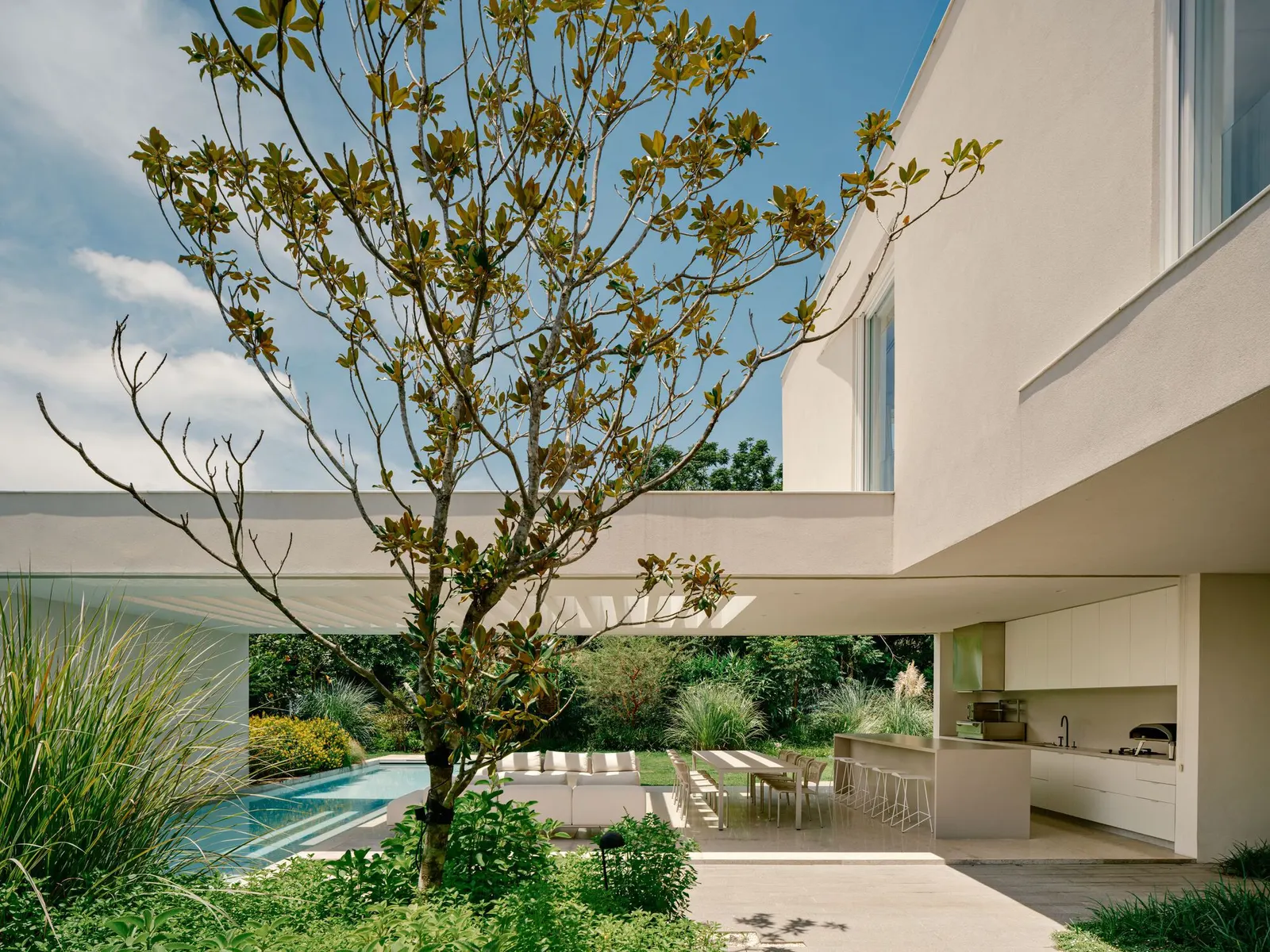 SJC House / Felipe Hess Arquitetos — дом в застроенном коттеджном поселке Сан-Жозе-дус-Кампус