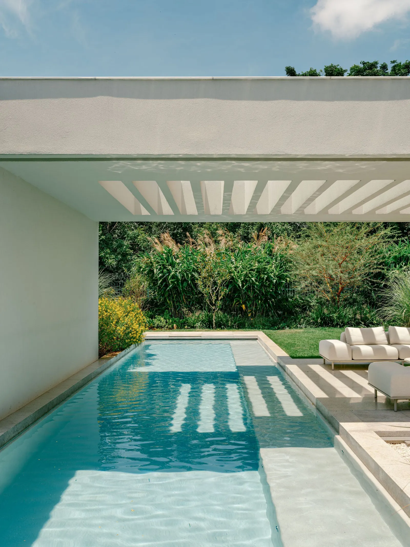 SJC House / Felipe Hess Arquitetos — дом в застроенном коттеджном поселке Сан-Жозе-дус-Кампус