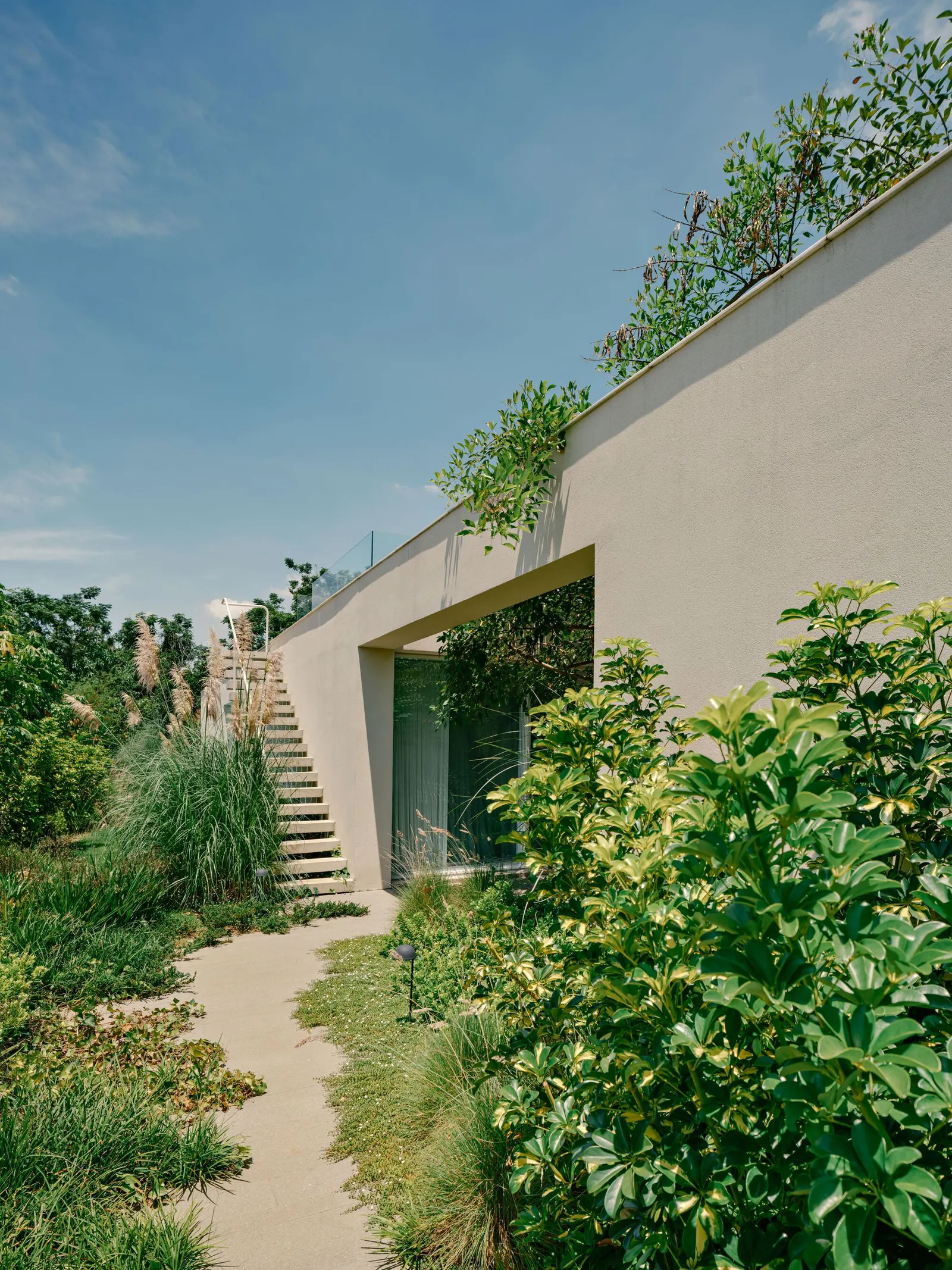 SJC House / Felipe Hess Arquitetos — дом в застроенном коттеджном поселке Сан-Жозе-дус-Кампус