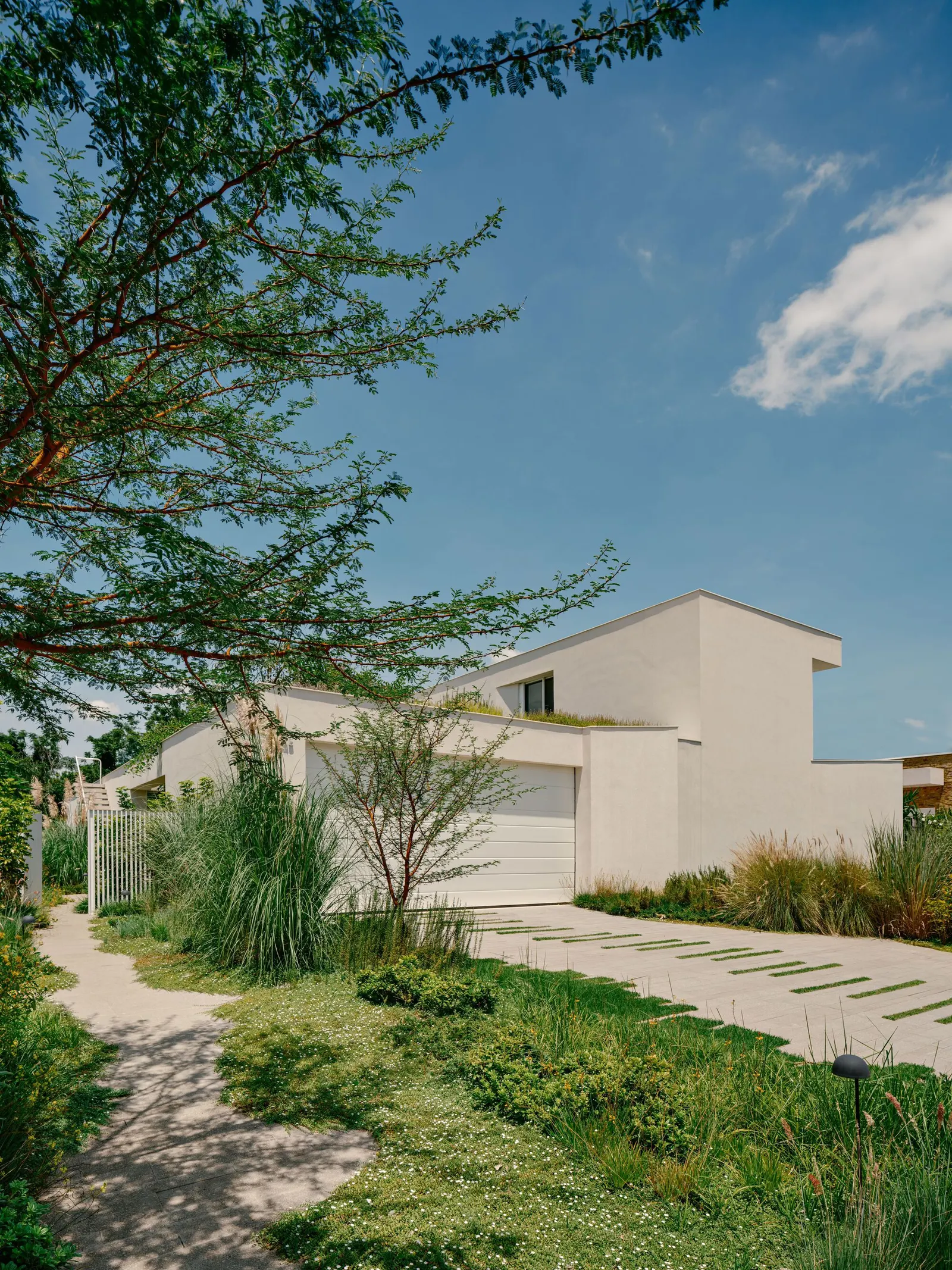 SJC House / Felipe Hess Arquitetos — дом в застроенном коттеджном поселке Сан-Жозе-дус-Кампус
