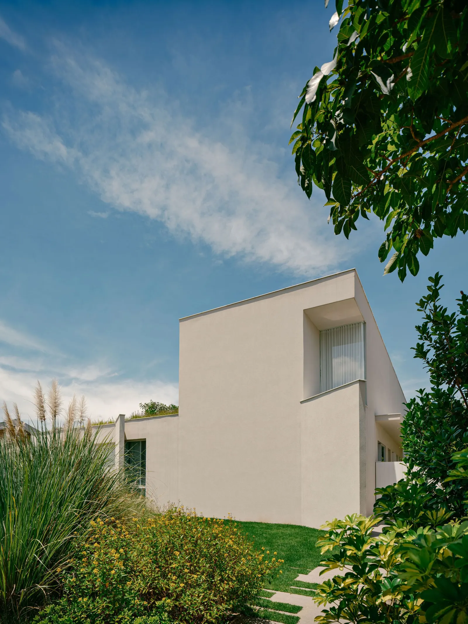 SJC House / Felipe Hess Arquitetos — дом в застроенном коттеджном поселке Сан-Жозе-дус-Кампус
