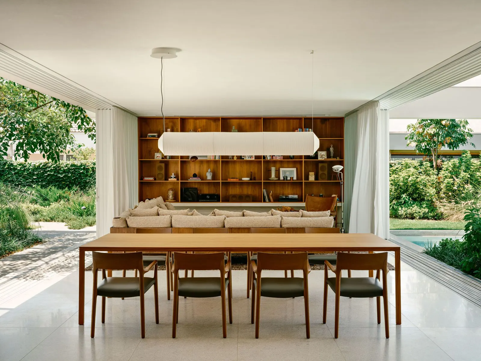SJC House / Felipe Hess Arquitetos — дом в застроенном коттеджном поселке Сан-Жозе-дус-Кампус