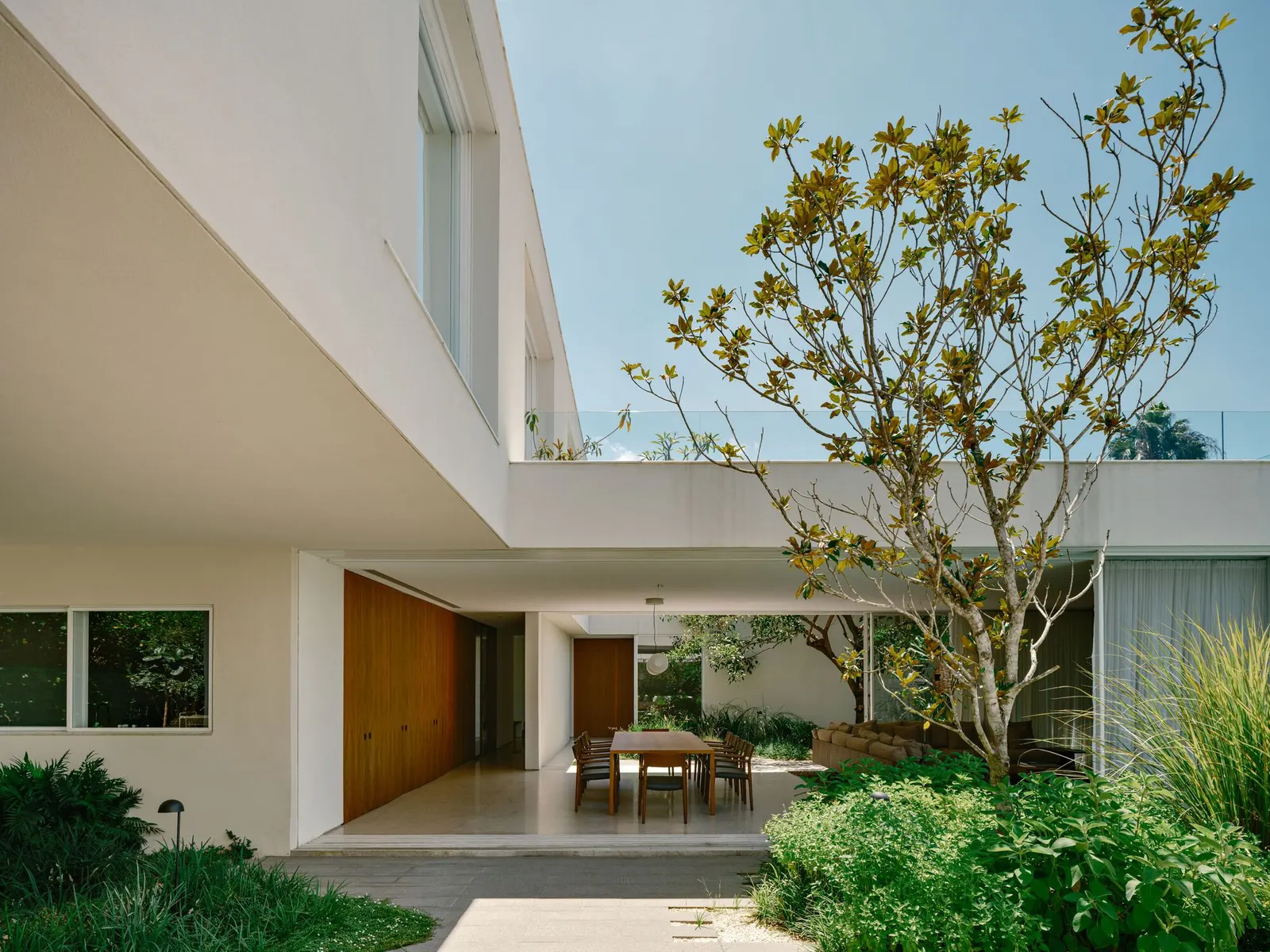 SJC House / Felipe Hess Arquitetos — дом в застроенном коттеджном поселке Сан-Жозе-дус-Кампус
