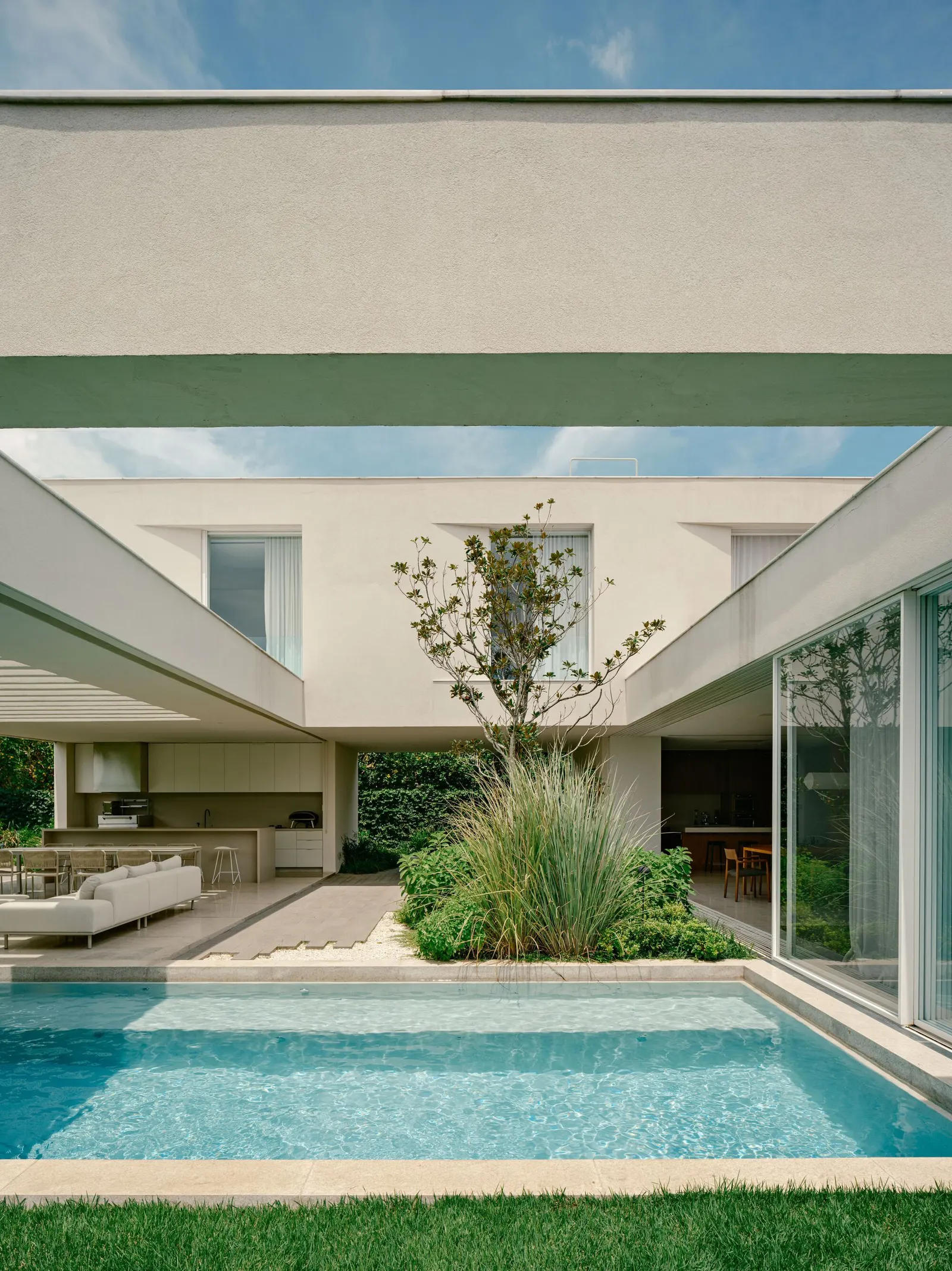 SJC House / Felipe Hess Arquitetos — дом в застроенном коттеджном поселке Сан-Жозе-дус-Кампус