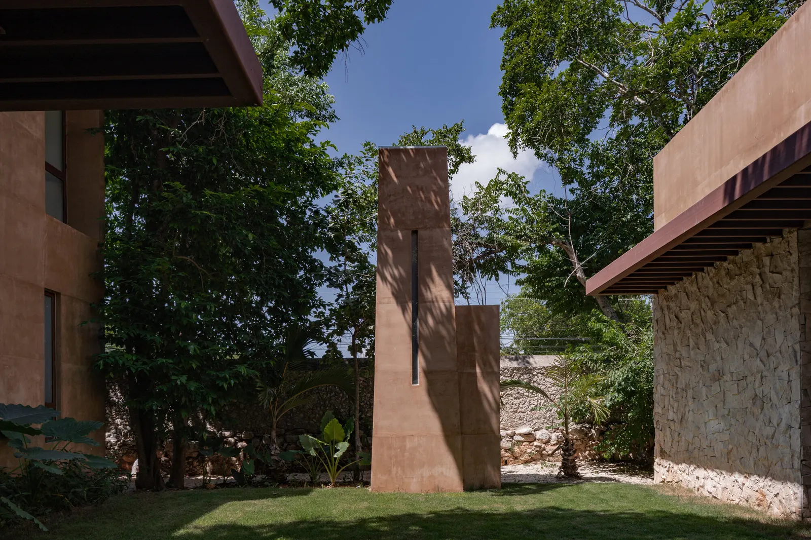 Sodzil House / Esencial Studio
