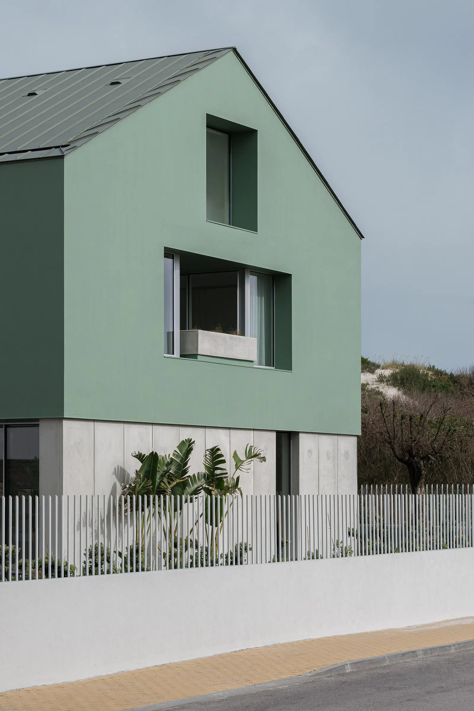Green House / M2 Senos Arquitectos: дом в Costa Nova do Prado среди «palheiros»