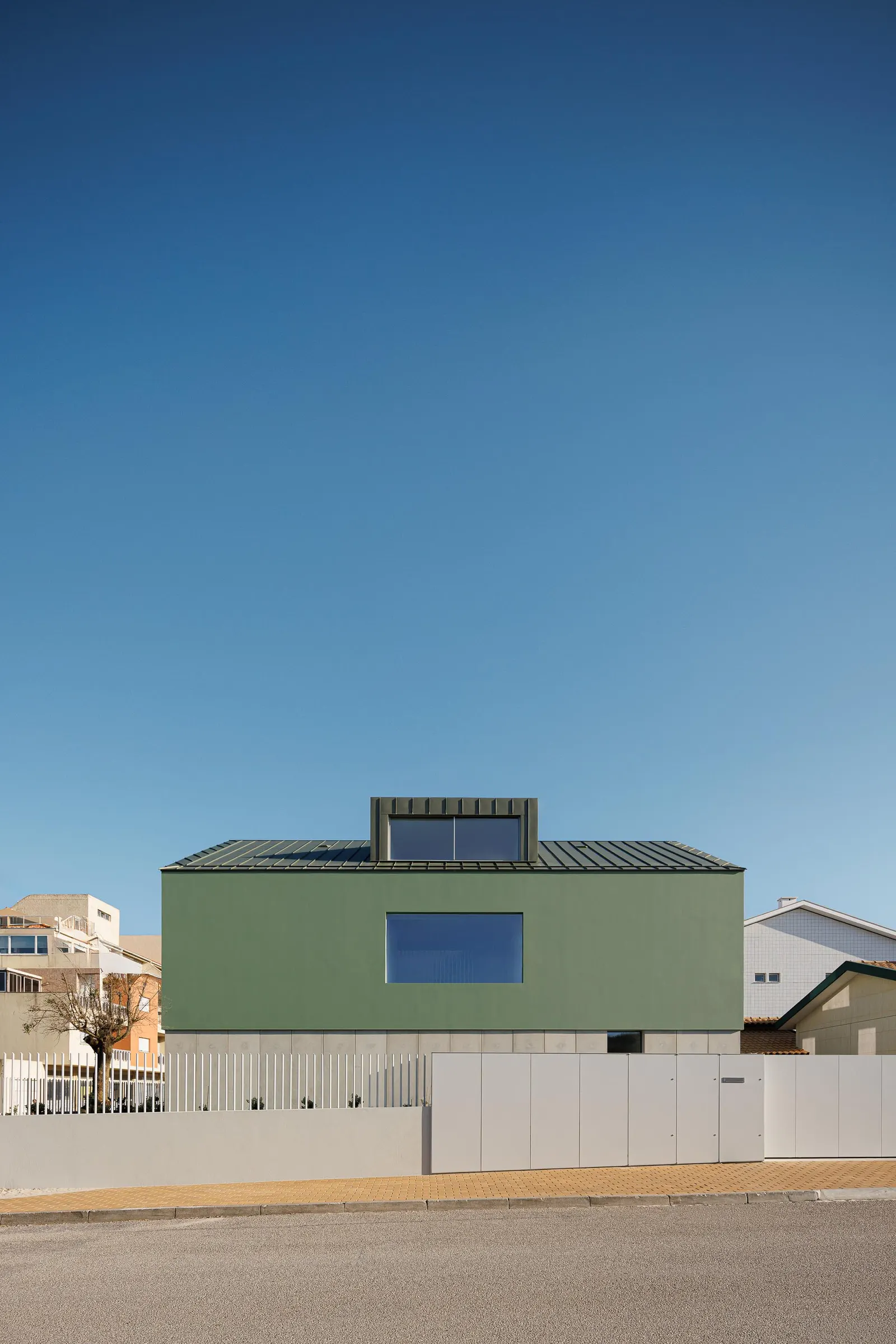 Green House / M2 Senos Arquitectos: дом в Costa Nova do Prado среди «palheiros»