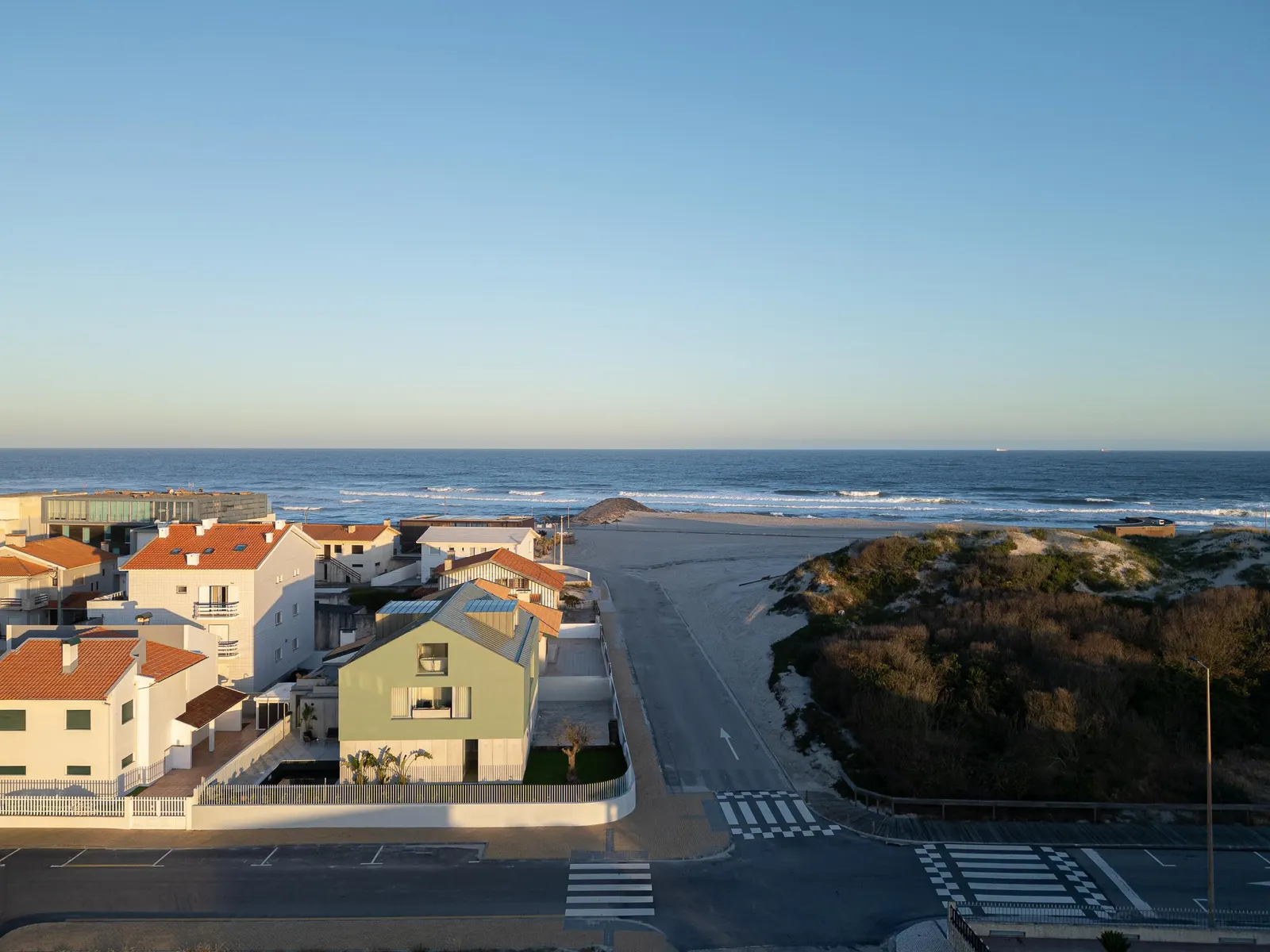 Green House / M2 Senos Arquitectos: дом в Costa Nova do Prado среди «palheiros»