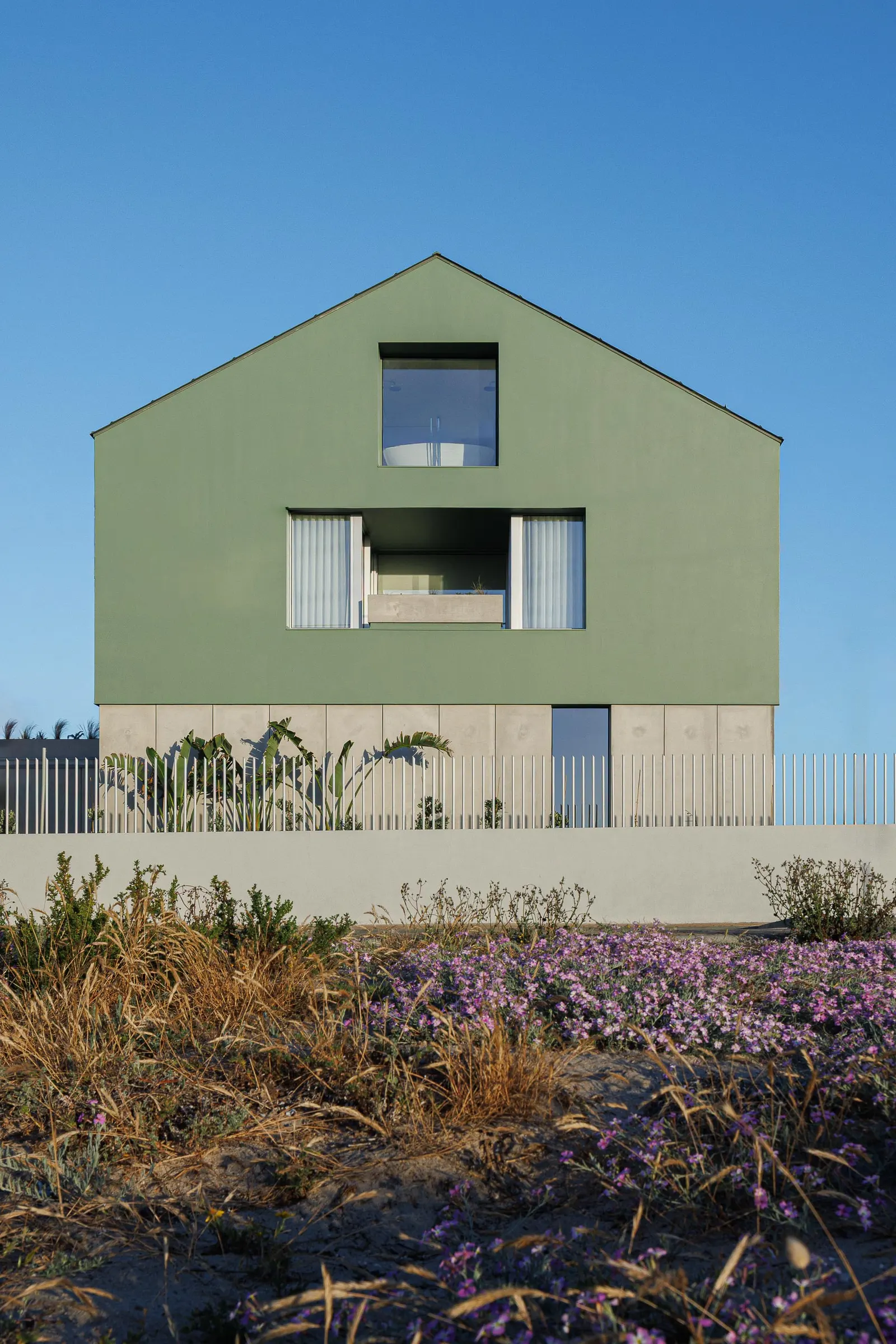 Green House / M2 Senos Arquitectos: дом в Costa Nova do Prado среди «palheiros»