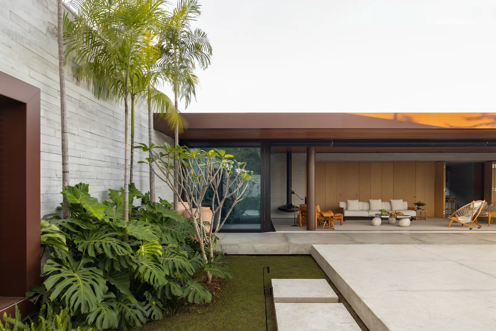 Forest House / Lucas Gonçalves Arquitetura