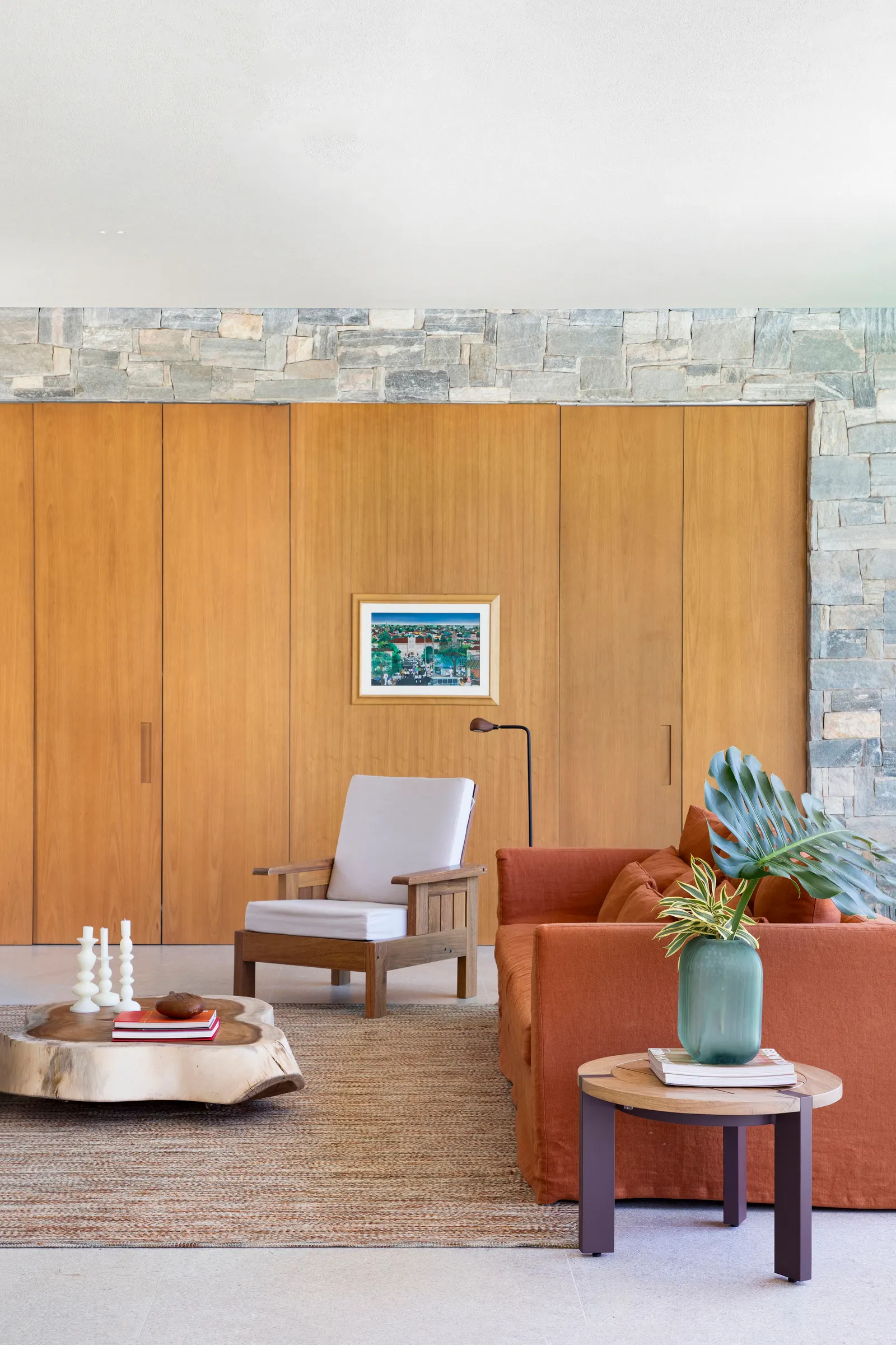 Дом V+M в Сан-Жозе-ду-Риу-Прету / Solange Cálio Arquitetos