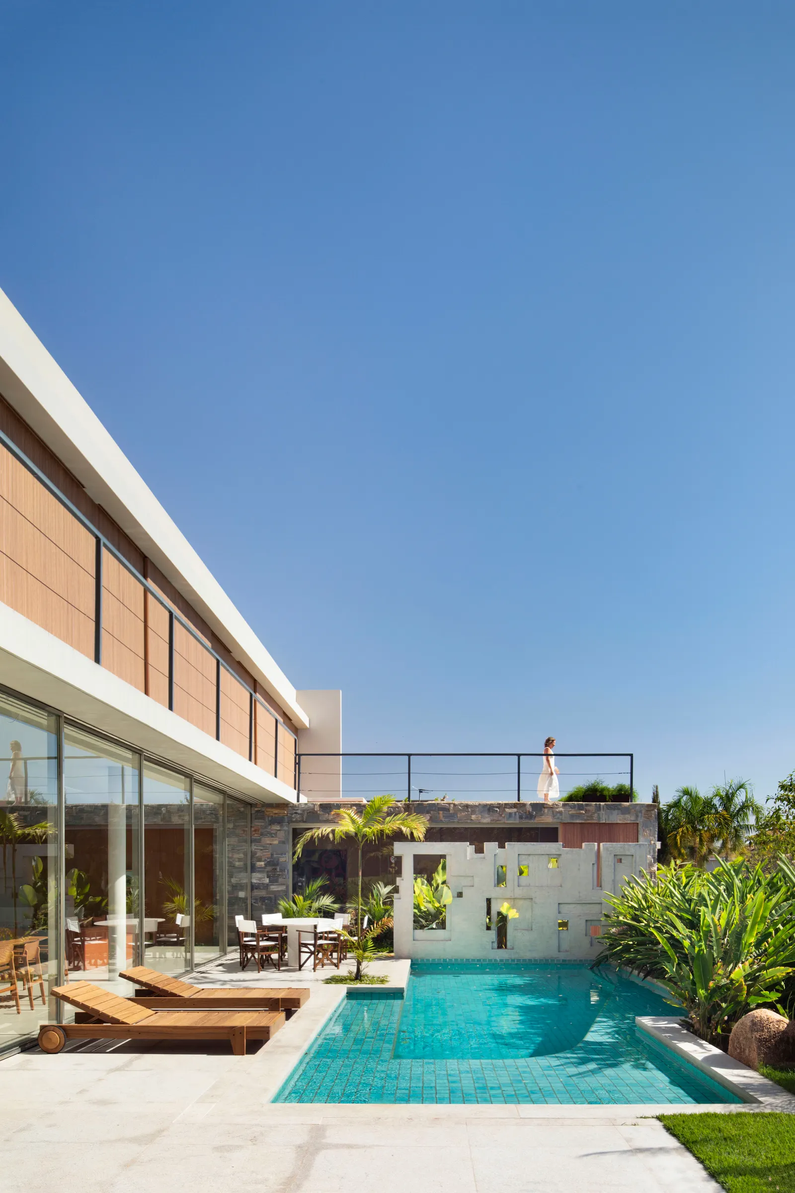 Дом V+M в Сан-Жозе-ду-Риу-Прету / Solange Cálio Arquitetos