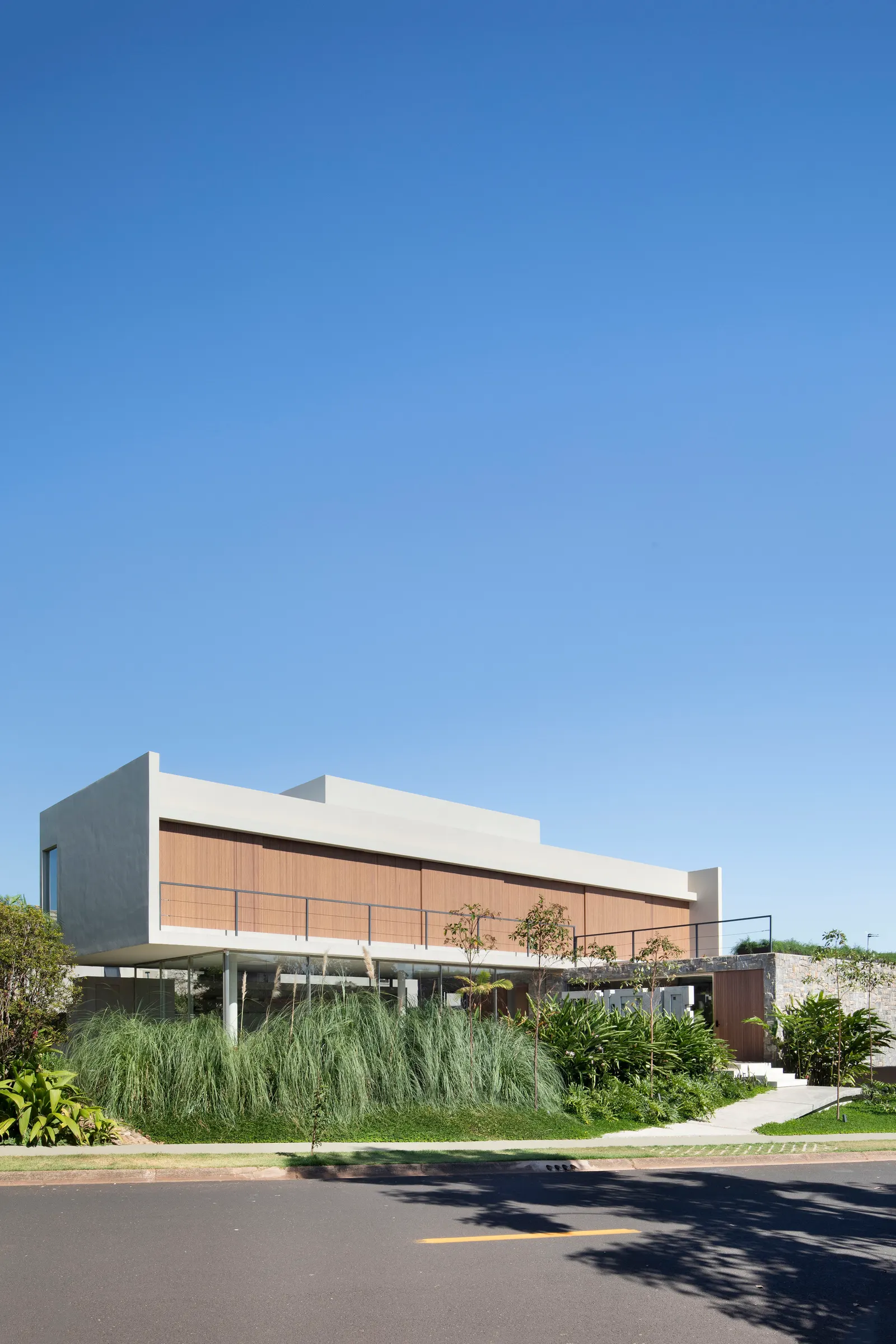 Дом V+M в Сан-Жозе-ду-Риу-Прету / Solange Cálio Arquitetos