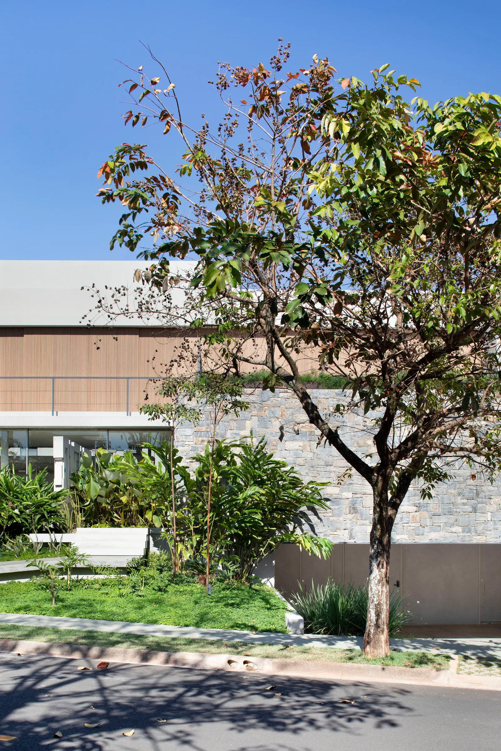 Дом V+M в Сан-Жозе-ду-Риу-Прету / Solange Cálio Arquitetos