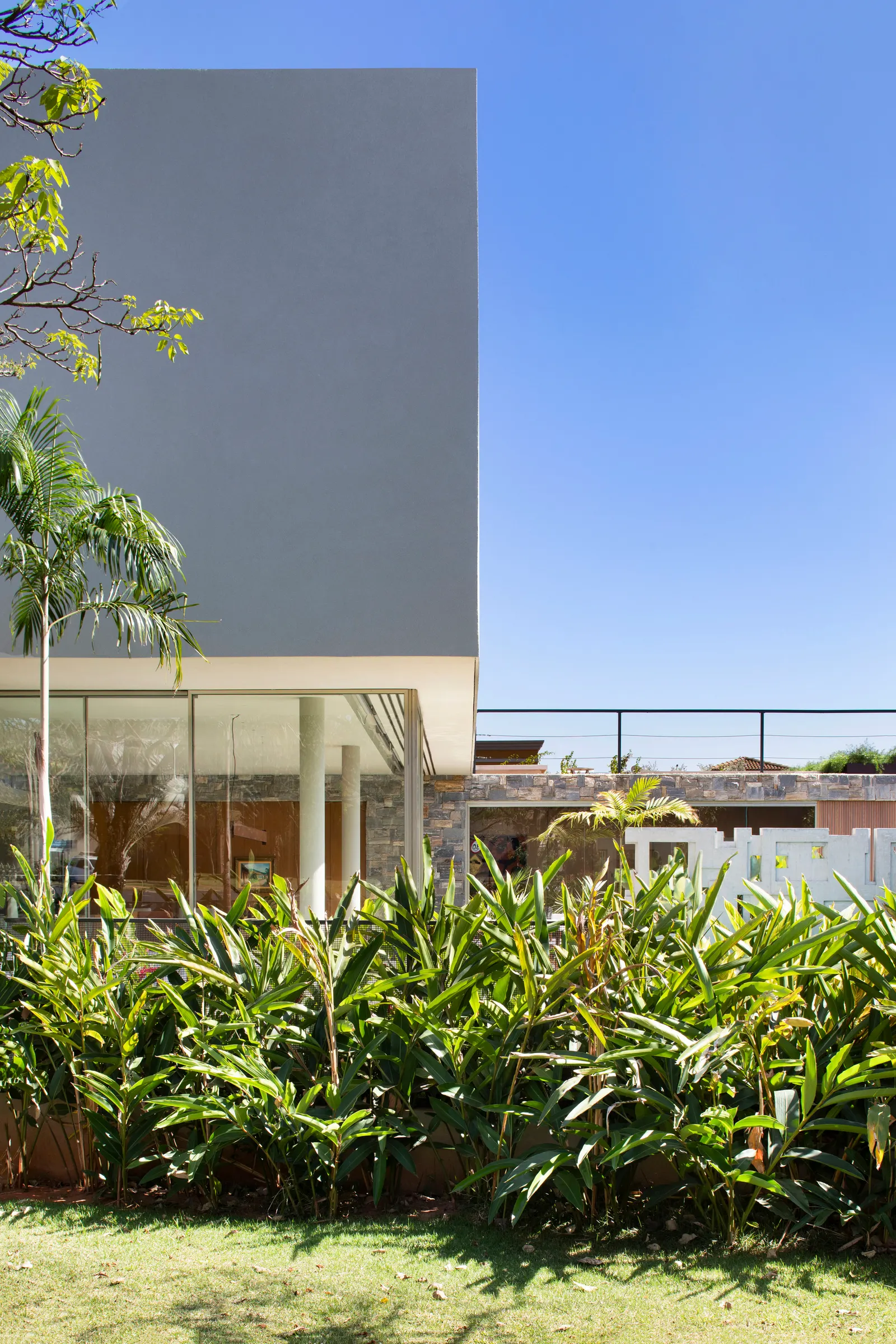 Дом V+M в Сан-Жозе-ду-Риу-Прету / Solange Cálio Arquitetos