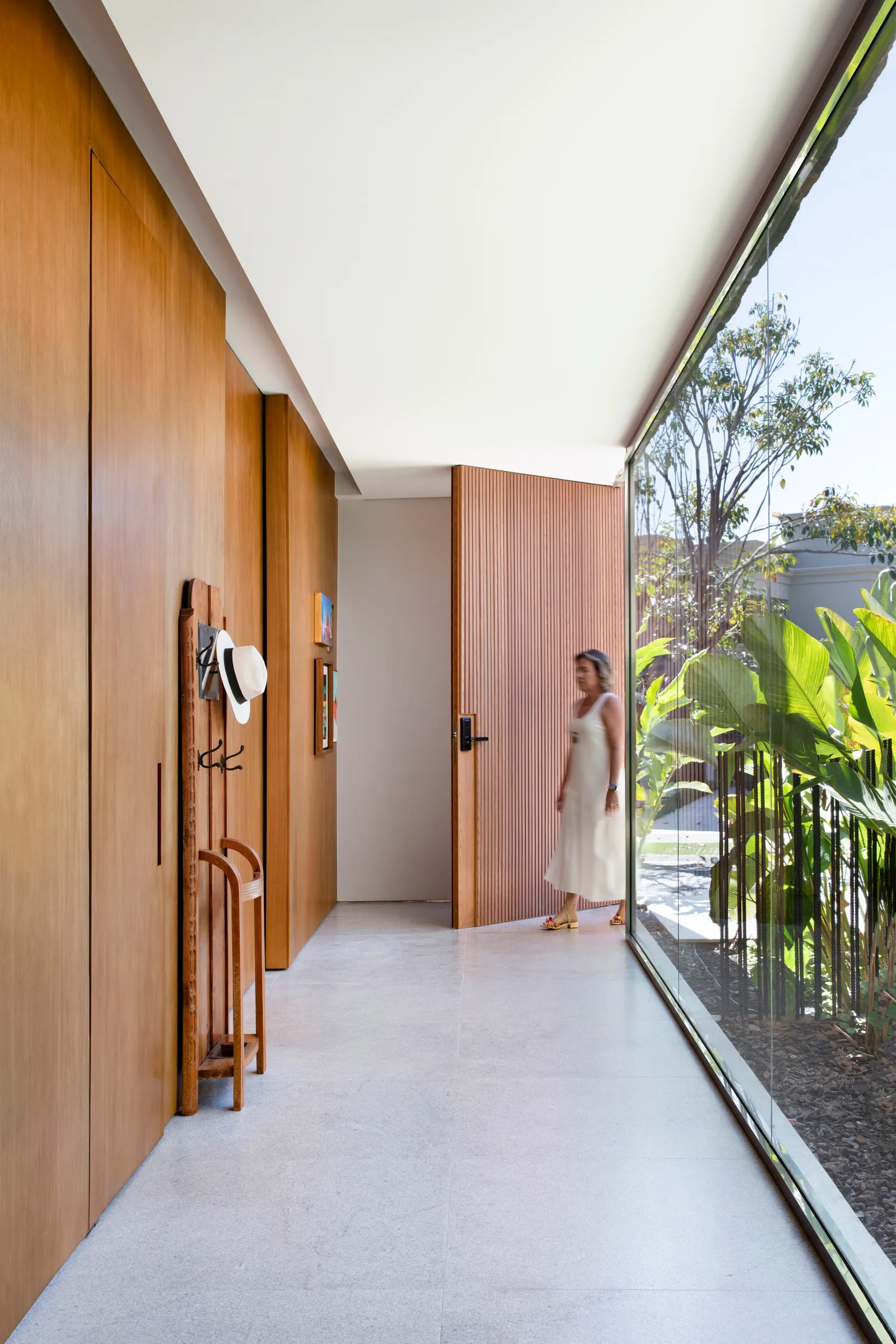 Дом V+M в Сан-Жозе-ду-Риу-Прету / Solange Cálio Arquitetos
