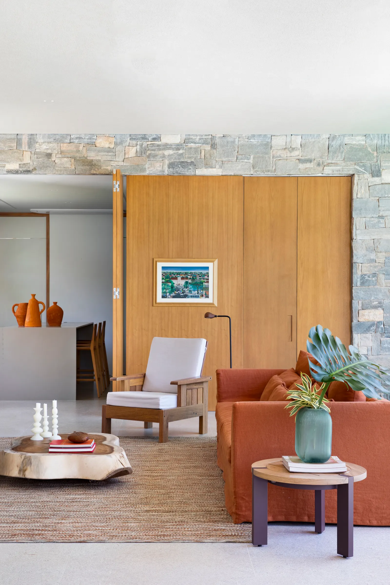 Дом V+M в Сан-Жозе-ду-Риу-Прету / Solange Cálio Arquitetos