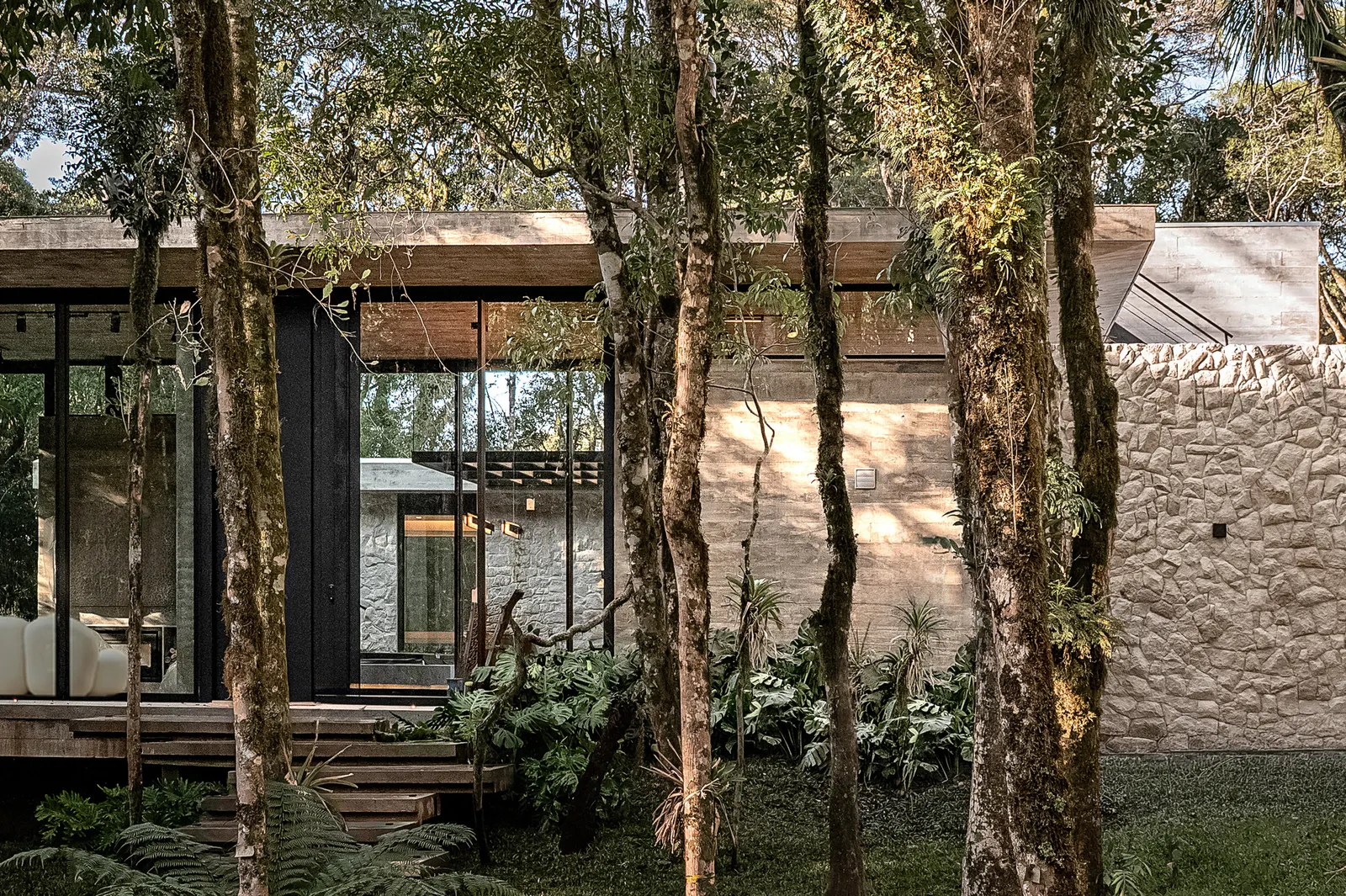 Glass House / Charlene Koetz Arquitetura