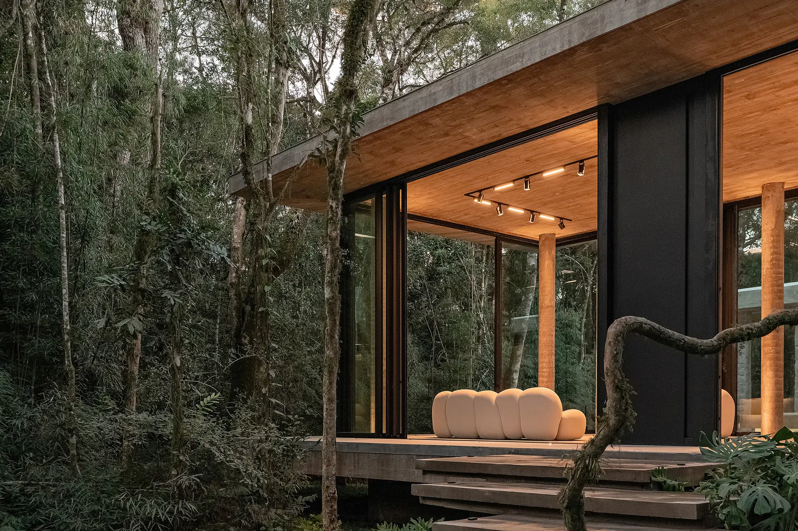 Glass House / Charlene Koetz Arquitetura