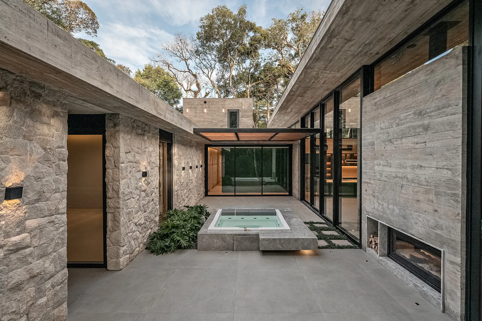 Glass House / Charlene Koetz Arquitetura