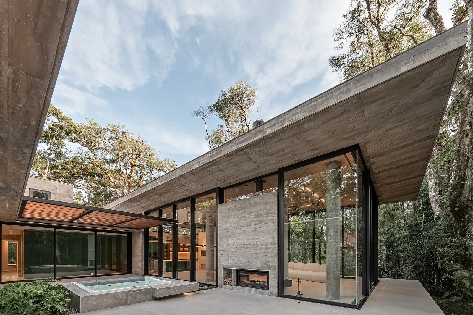 Glass House / Charlene Koetz Arquitetura