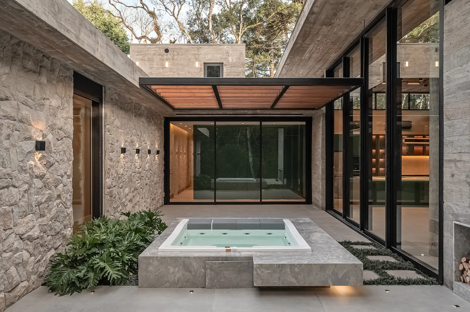 Glass House / Charlene Koetz Arquitetura