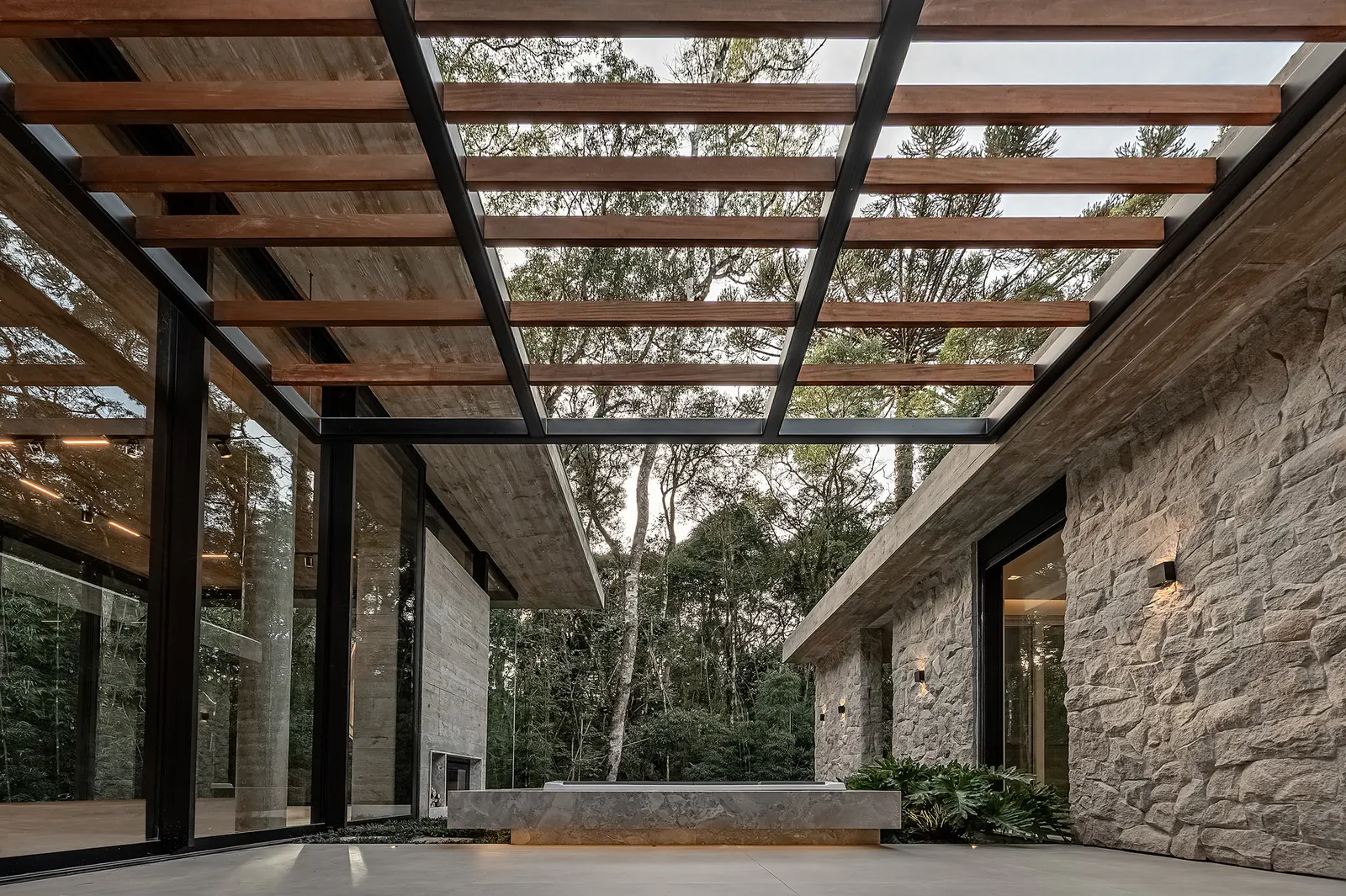 Glass House / Charlene Koetz Arquitetura