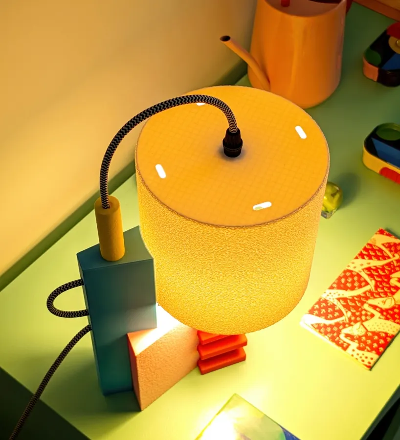 Скульптурные настольные лампы Charlie Firth объединяют 3D-печать, геометрию и насыщенный цвет