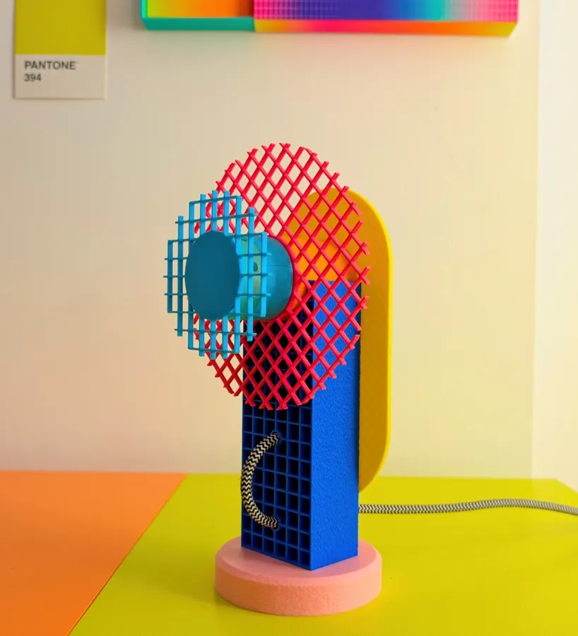 Скульптурные настольные лампы Charlie Firth объединяют 3D-печать, геометрию и насыщенный цвет