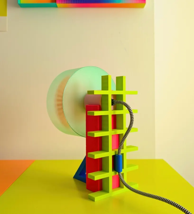 Скульптурные настольные лампы Charlie Firth объединяют 3D-печать, геометрию и насыщенный цвет