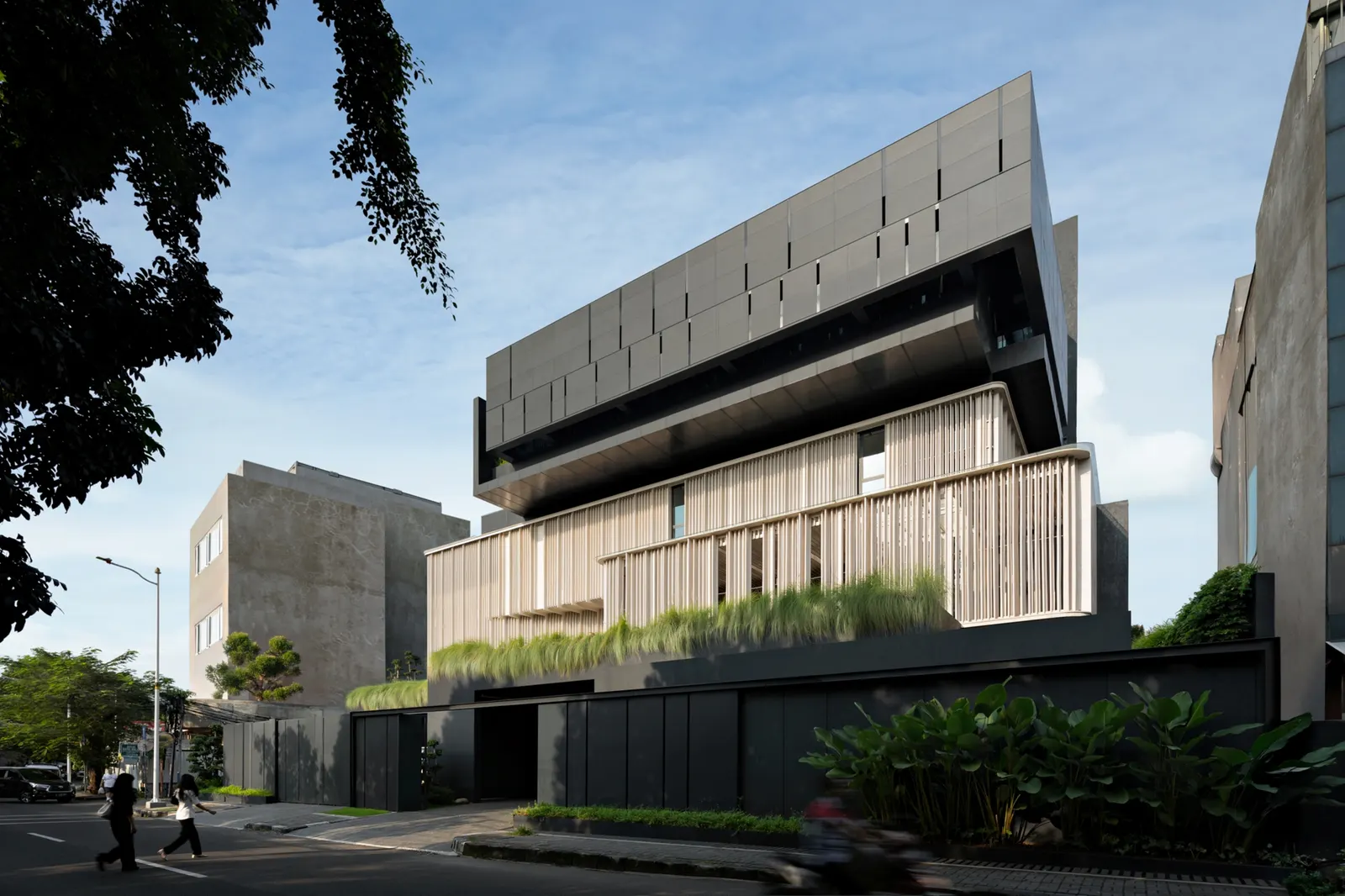 CMM (H)Office / Gets Architects — гибридный штаб для телеком- и security-компании в Тебете