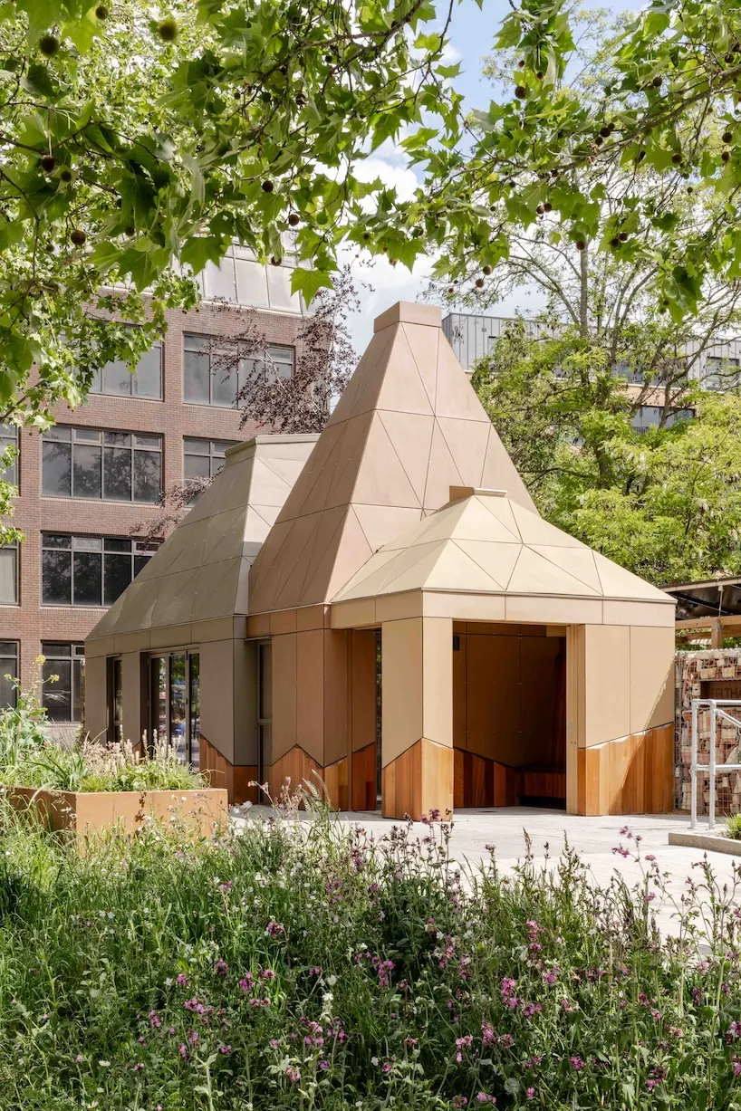 Feltham Green Cabin: общественный павильон с тремя коническими деревянными крышами в Лондоне
