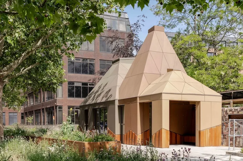 Feltham Green Cabin: общественный павильон с тремя коническими деревянными крышами в Лондоне