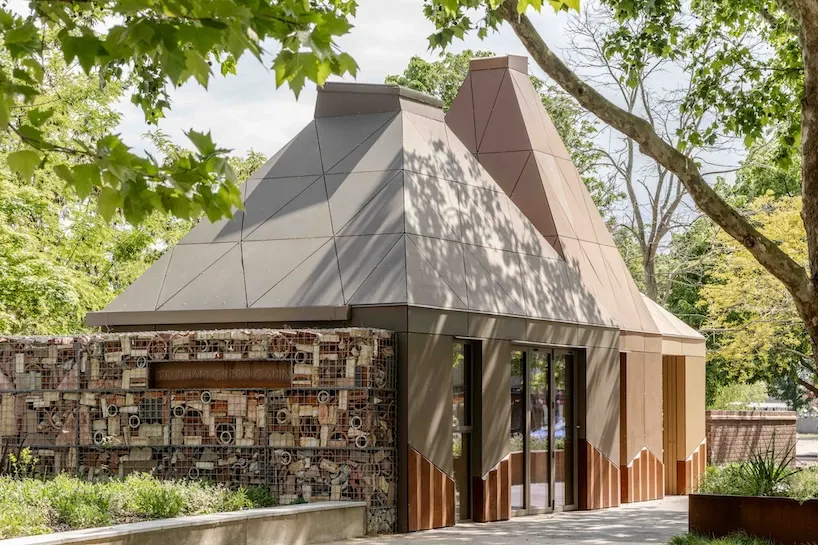 Feltham Green Cabin: общественный павильон с тремя коническими деревянными крышами в Лондоне