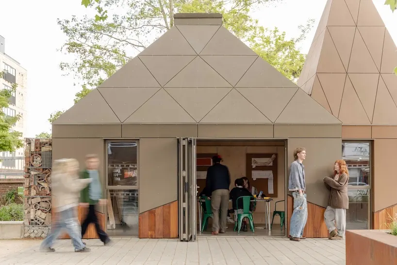 Feltham Green Cabin: общественный павильон с тремя коническими деревянными крышами в Лондоне