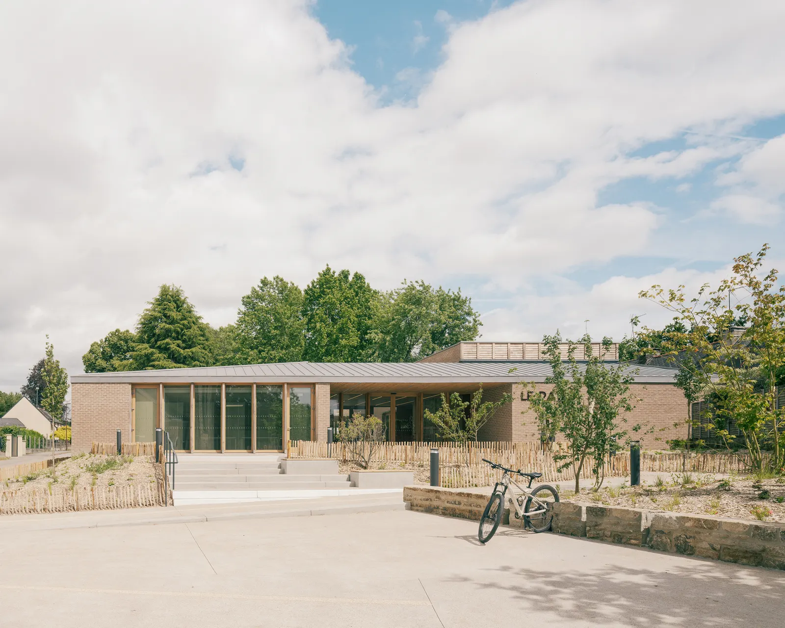 Культурный центр Val d'Oust / Atelier 56S