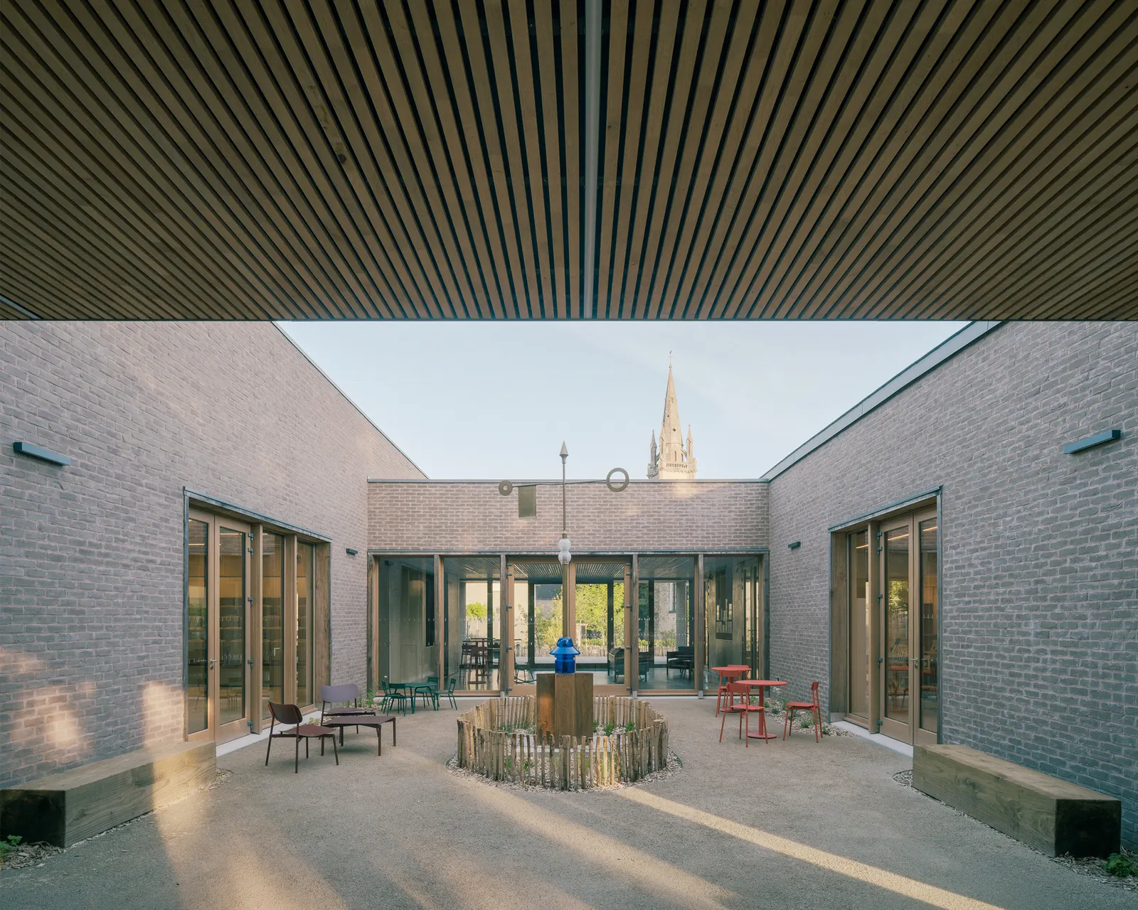 Культурный центр Val d'Oust / Atelier 56S