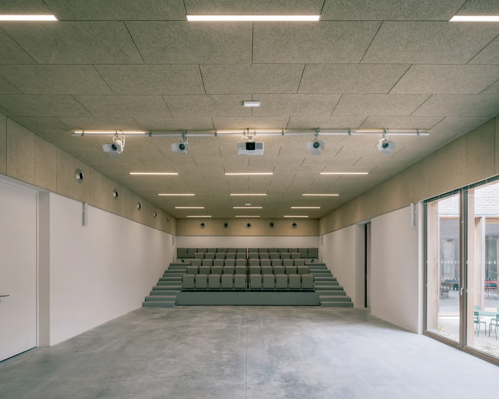 Культурный центр Val d'Oust / Atelier 56S