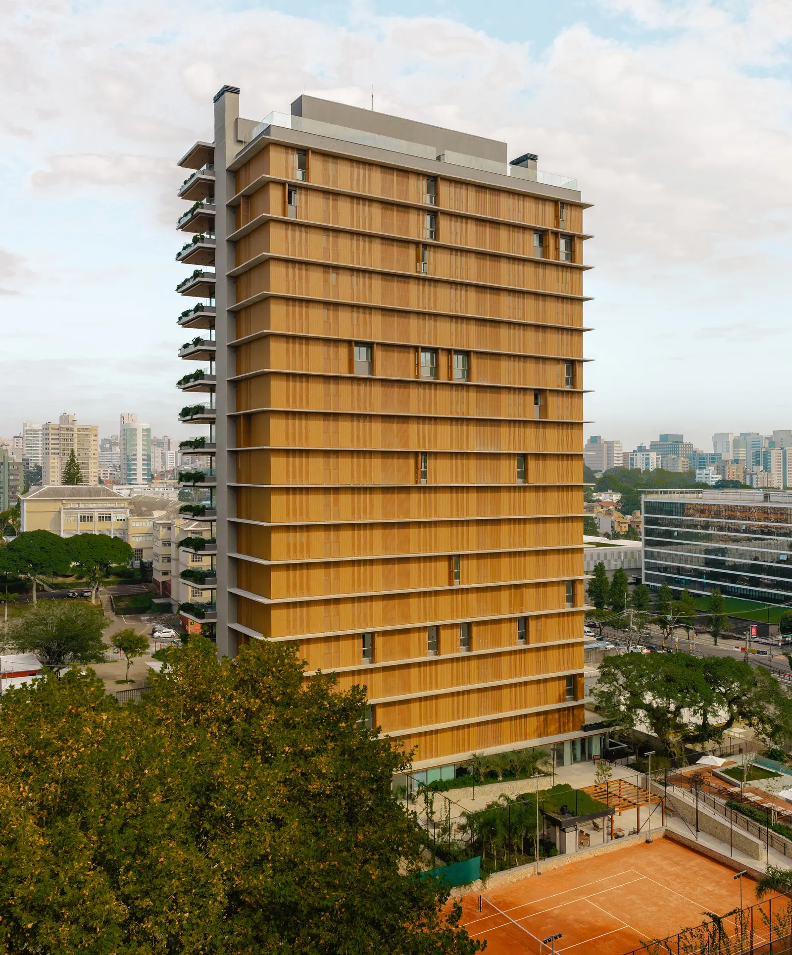Tomaz Building / IDEIA1: жилой дом в Порту-Алегри с зелёными балконами