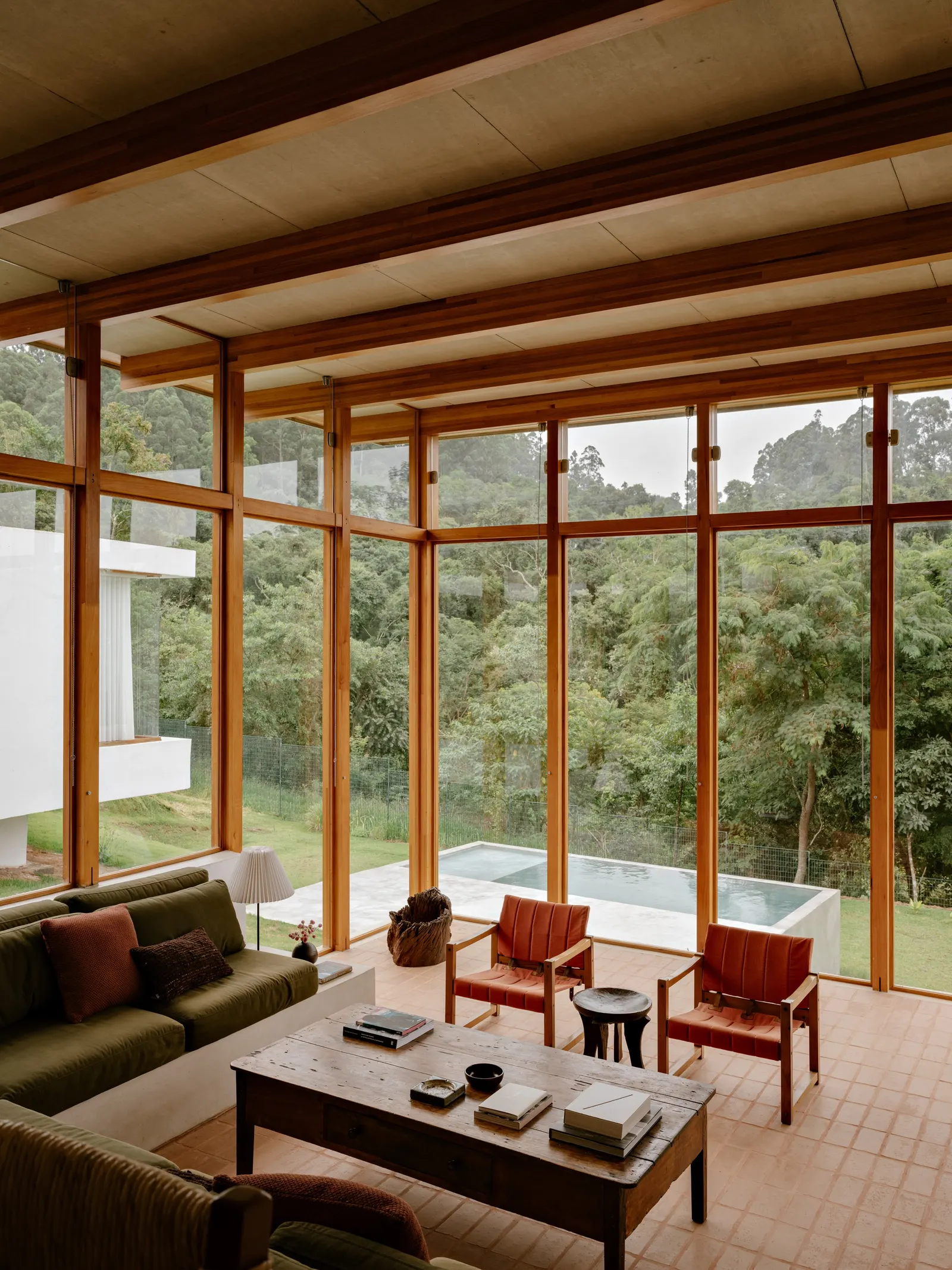 Yoshi House / AR Arquitetos: дом на склоне с кирпичным основанием и лёгкой деревянной надстройкой