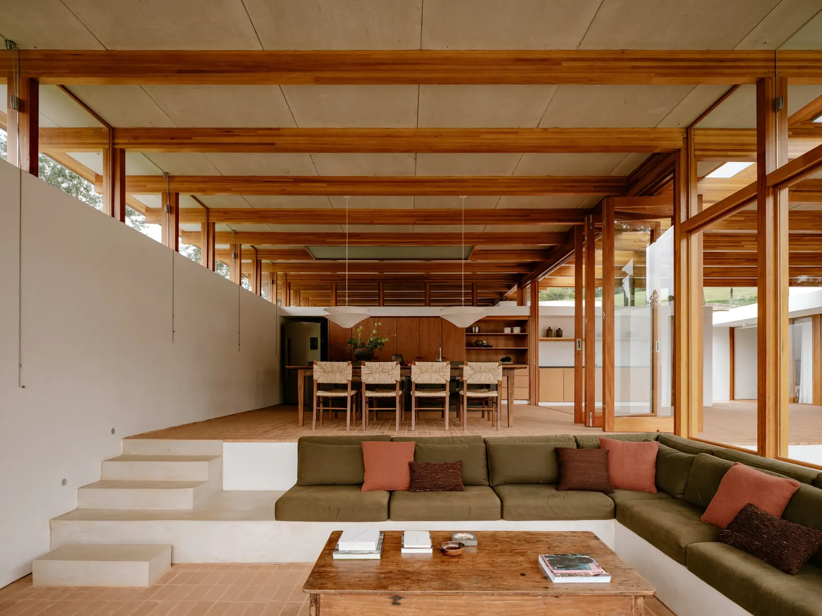 Yoshi House / AR Arquitetos: дом на склоне с кирпичным основанием и лёгкой деревянной надстройкой