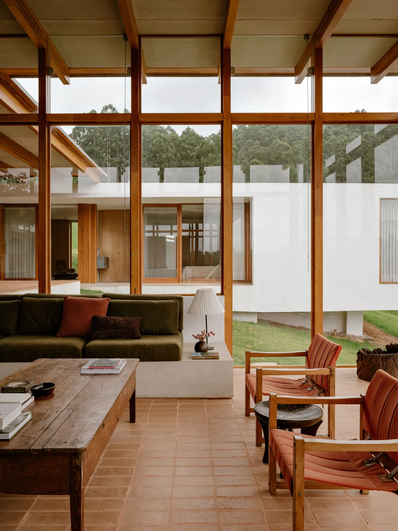 Yoshi House / AR Arquitetos: дом на склоне с кирпичным основанием и лёгкой деревянной надстройкой