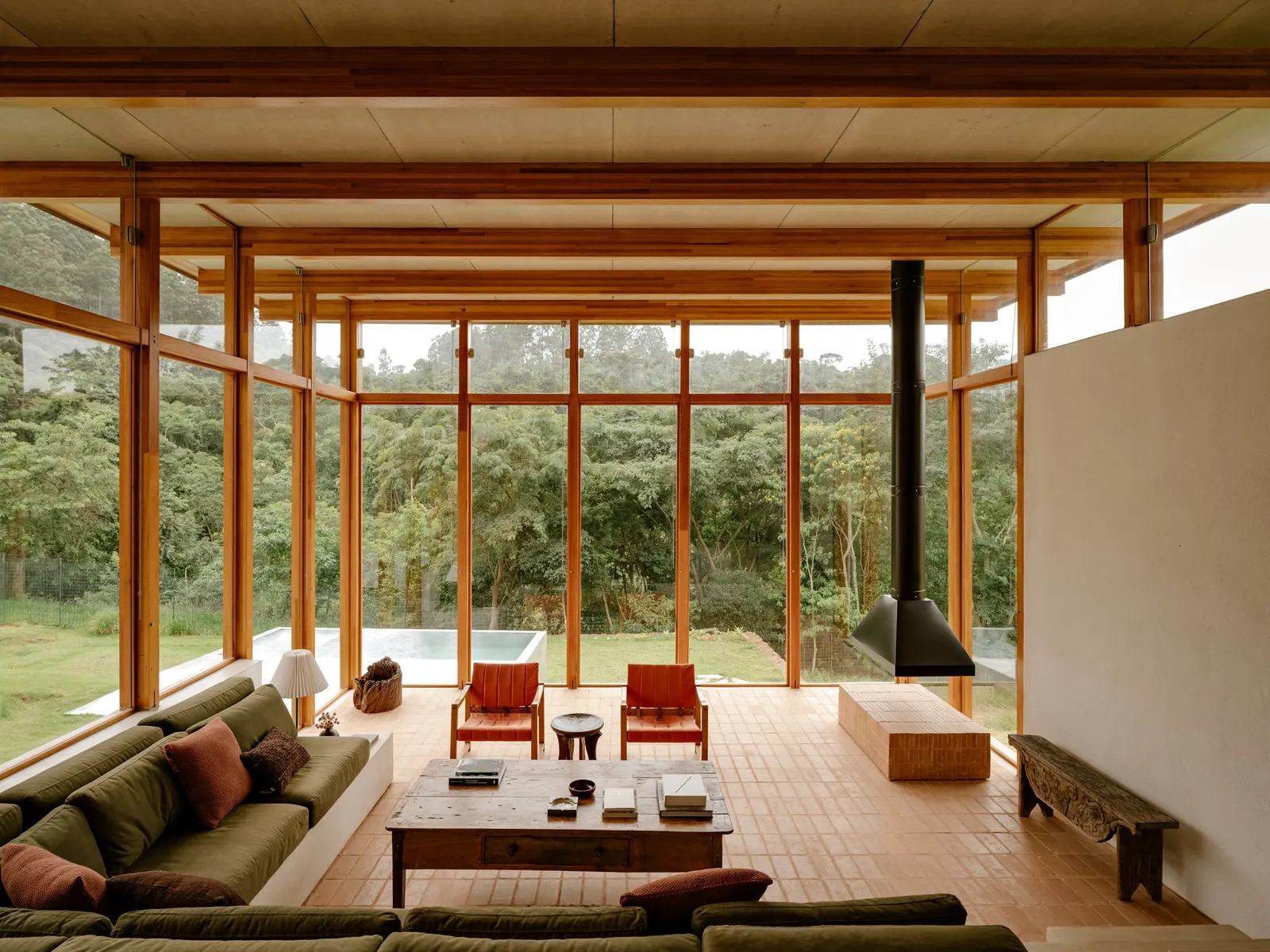 Yoshi House / AR Arquitetos: дом на склоне с кирпичным основанием и лёгкой деревянной надстройкой