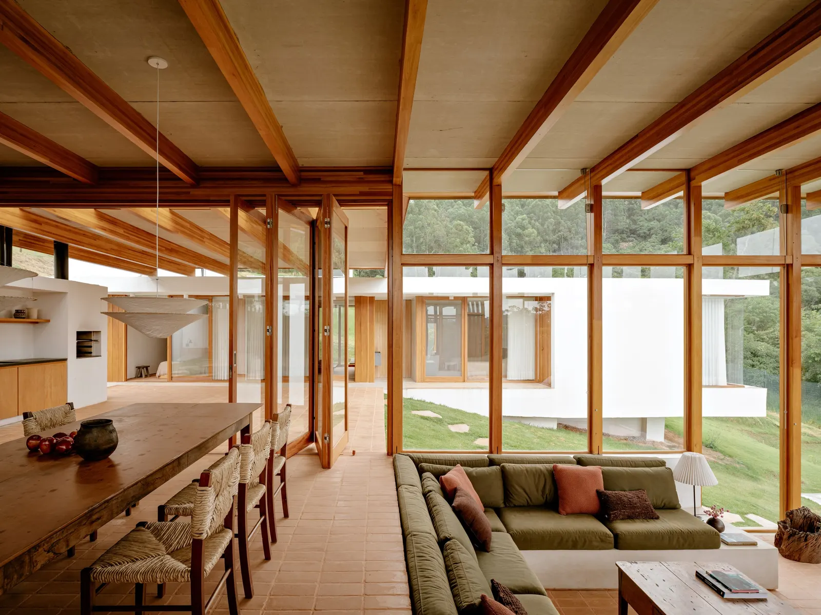 Yoshi House / AR Arquitetos: дом на склоне с кирпичным основанием и лёгкой деревянной надстройкой