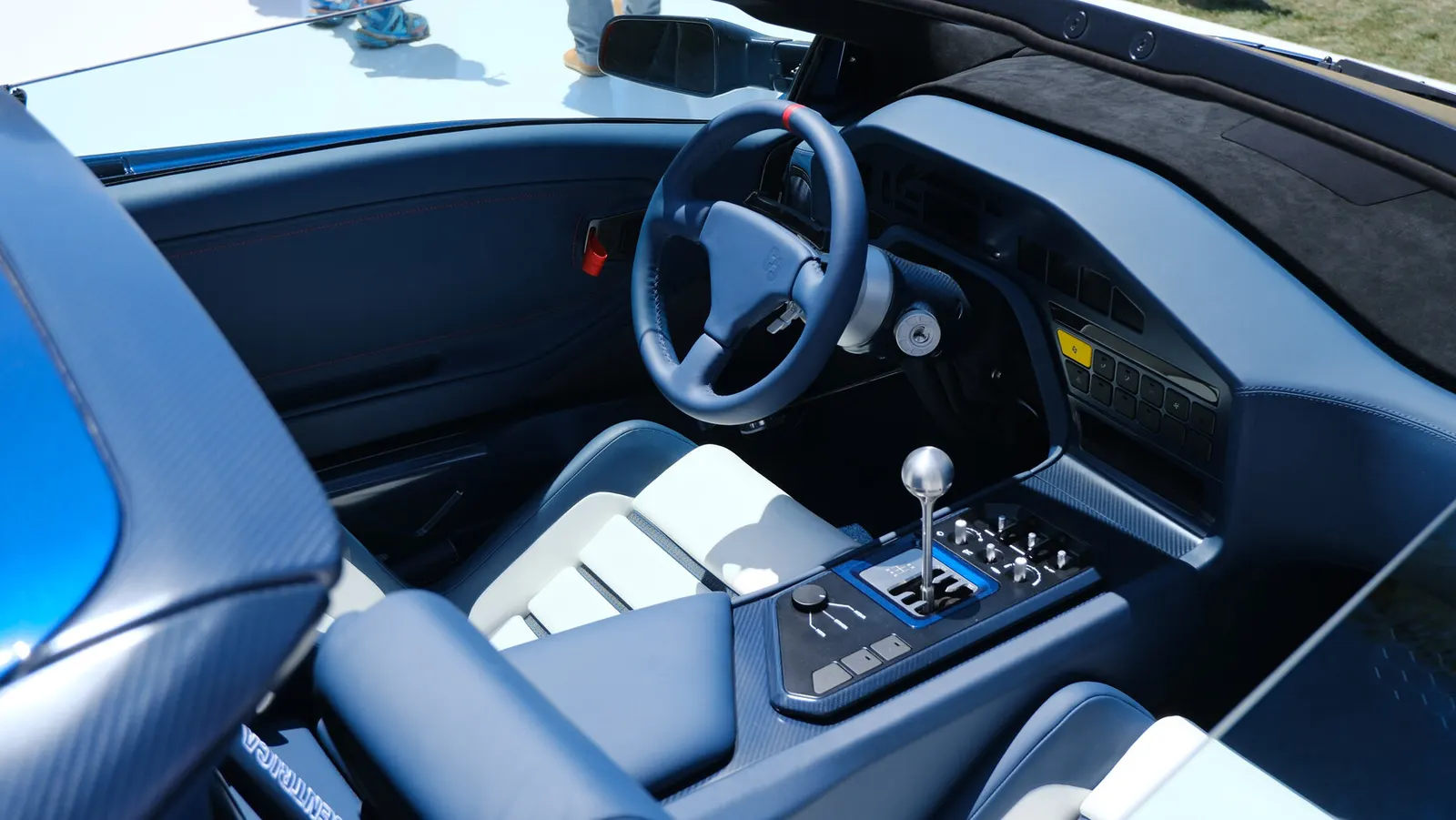 Eccentrica представила V12 Roadster: открытый рестомод на базе Lamborghini Diablo