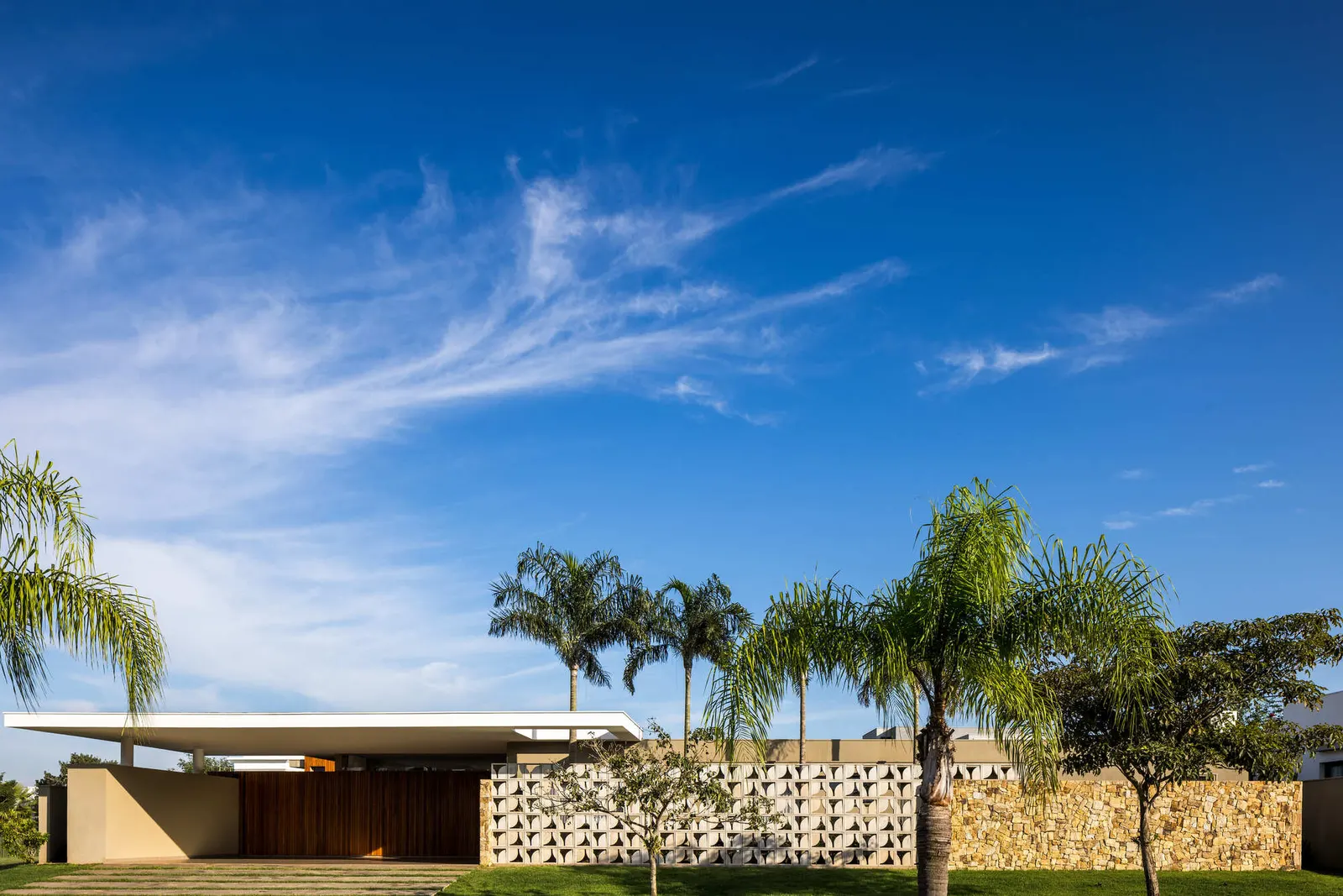 Refuge House / Elisa Porto Arquitetura