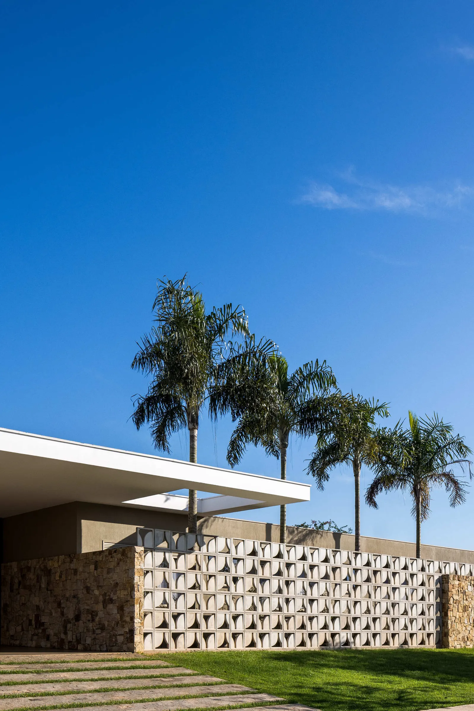 Refuge House / Elisa Porto Arquitetura