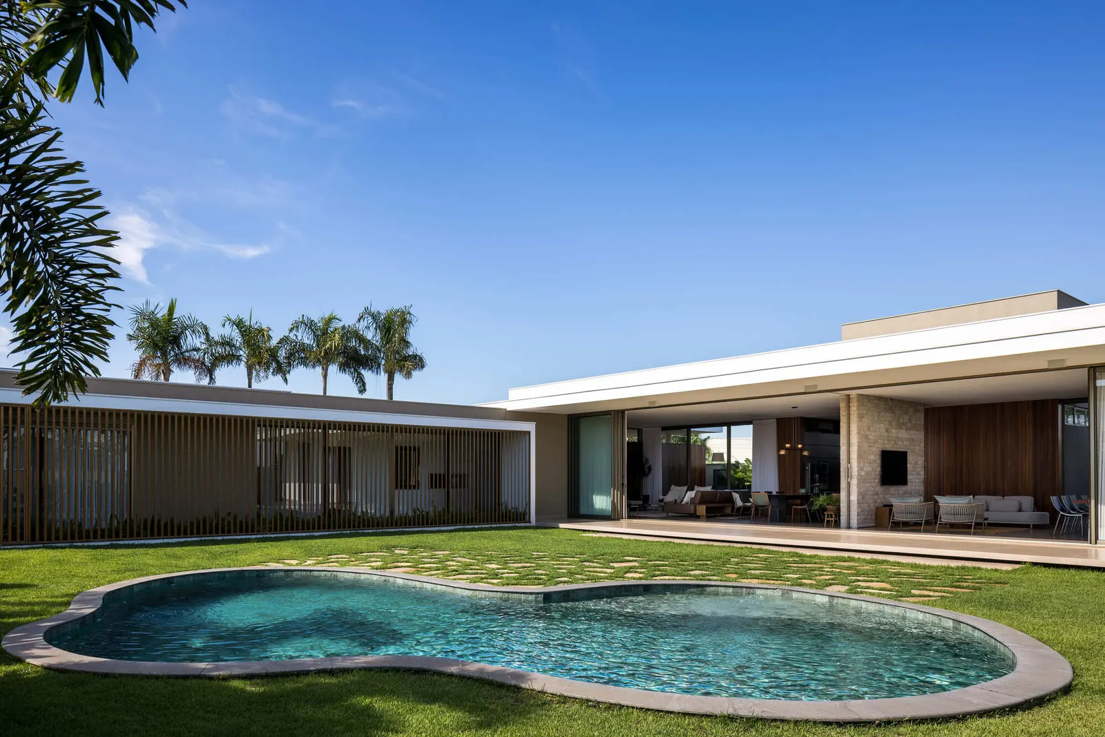 Refuge House / Elisa Porto Arquitetura