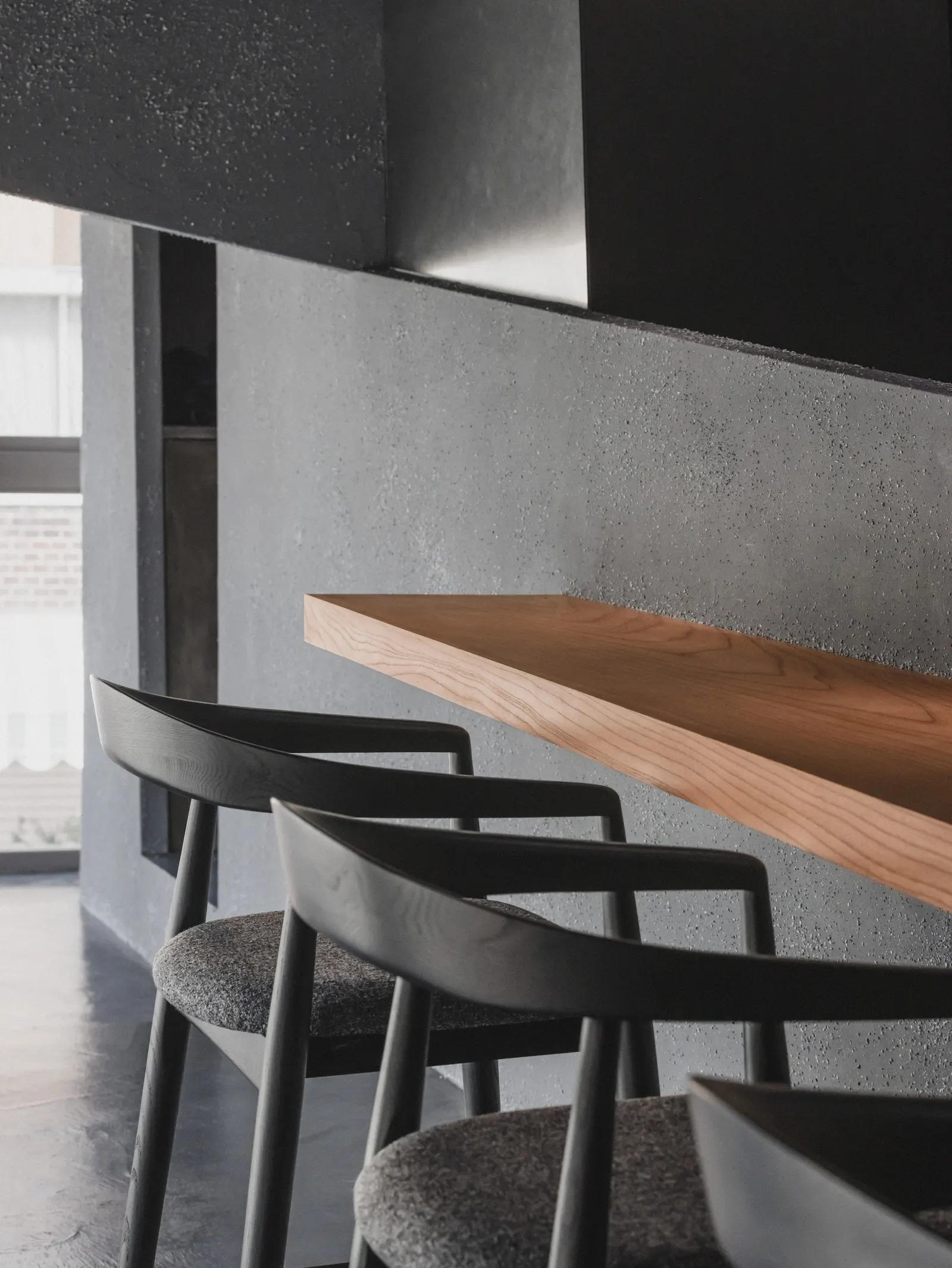 Entwined Wall Residence / IGArchitects — ресторан в Токио, собранный вокруг непрерывной стены